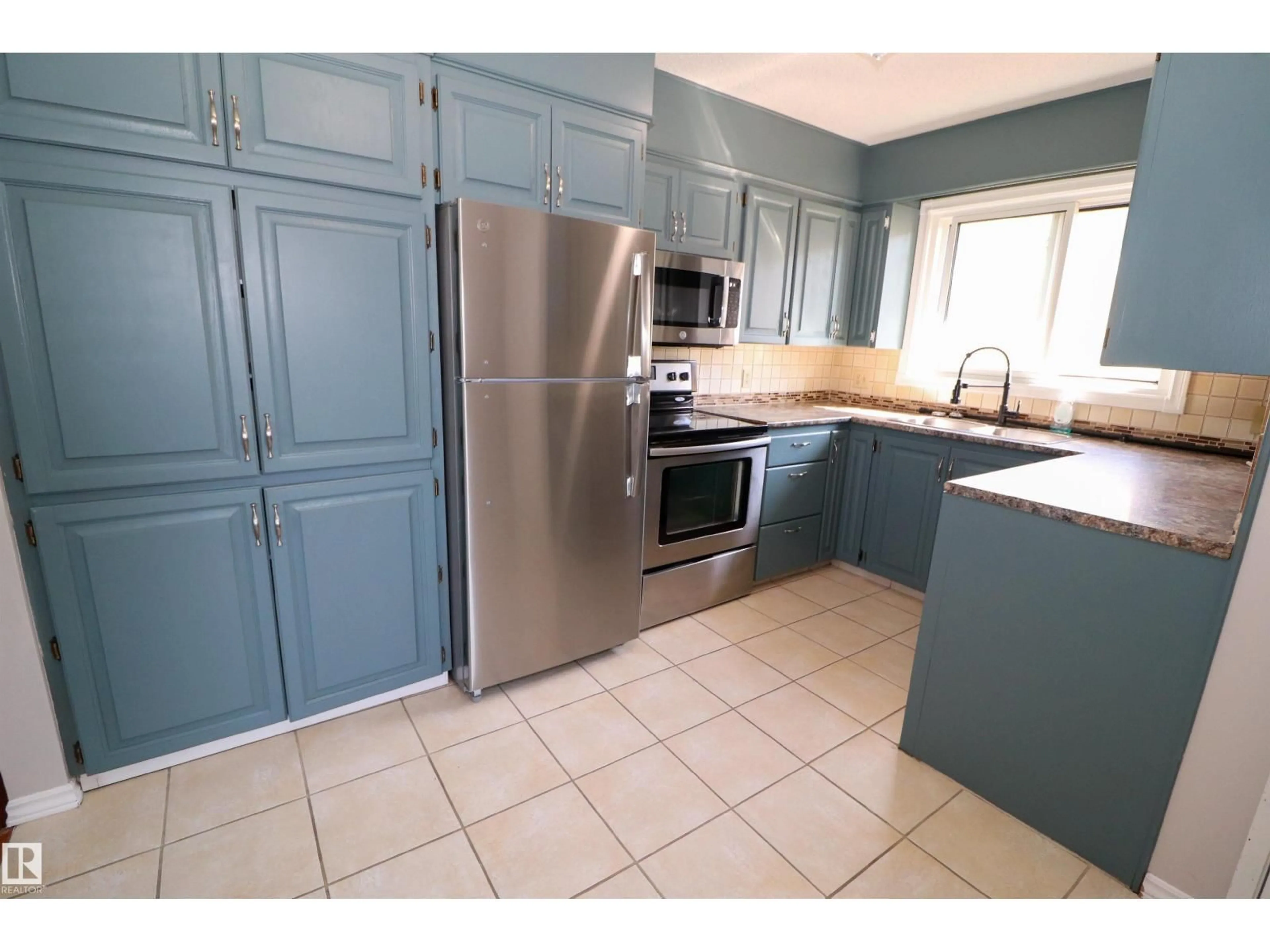Standard kitchen, ceramic/tile floor for 2923 89 ST, Edmonton Alberta T6K3A7