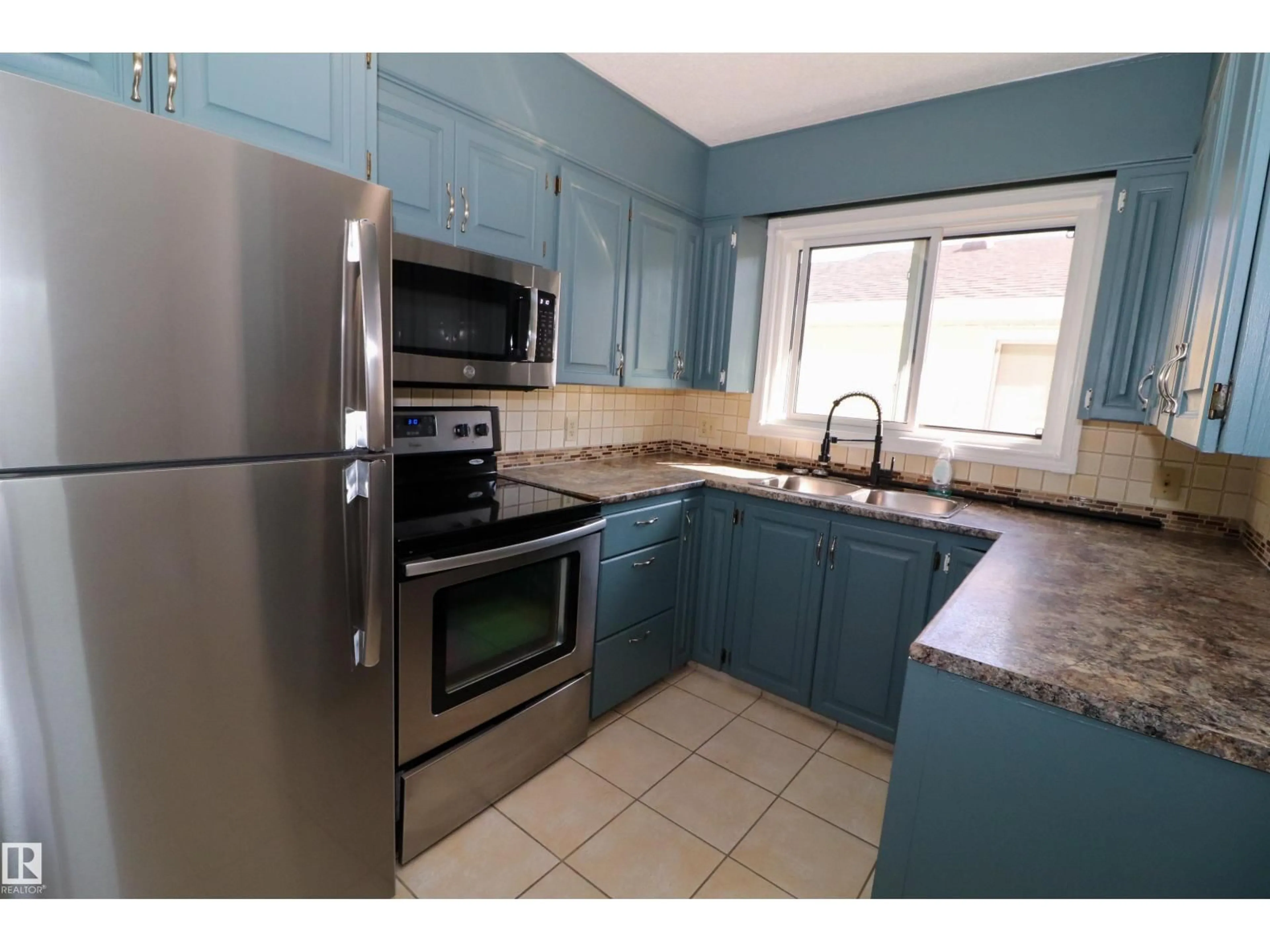 Standard kitchen, ceramic/tile floor for 2923 89 ST, Edmonton Alberta T6K3A7