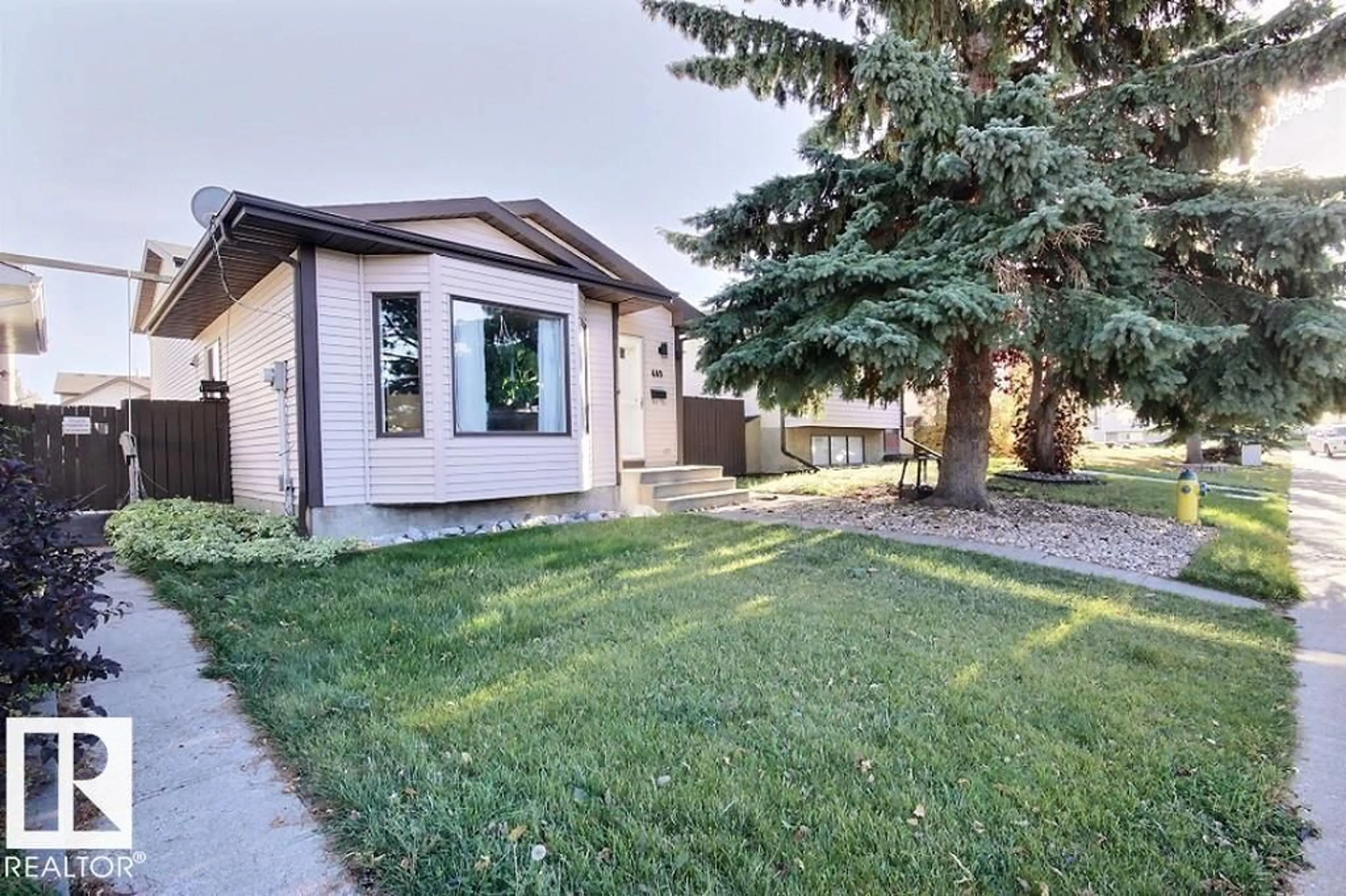 Home with vinyl exterior material, street for 440 KIRKPATRICK CR, Edmonton Alberta T6L5E1