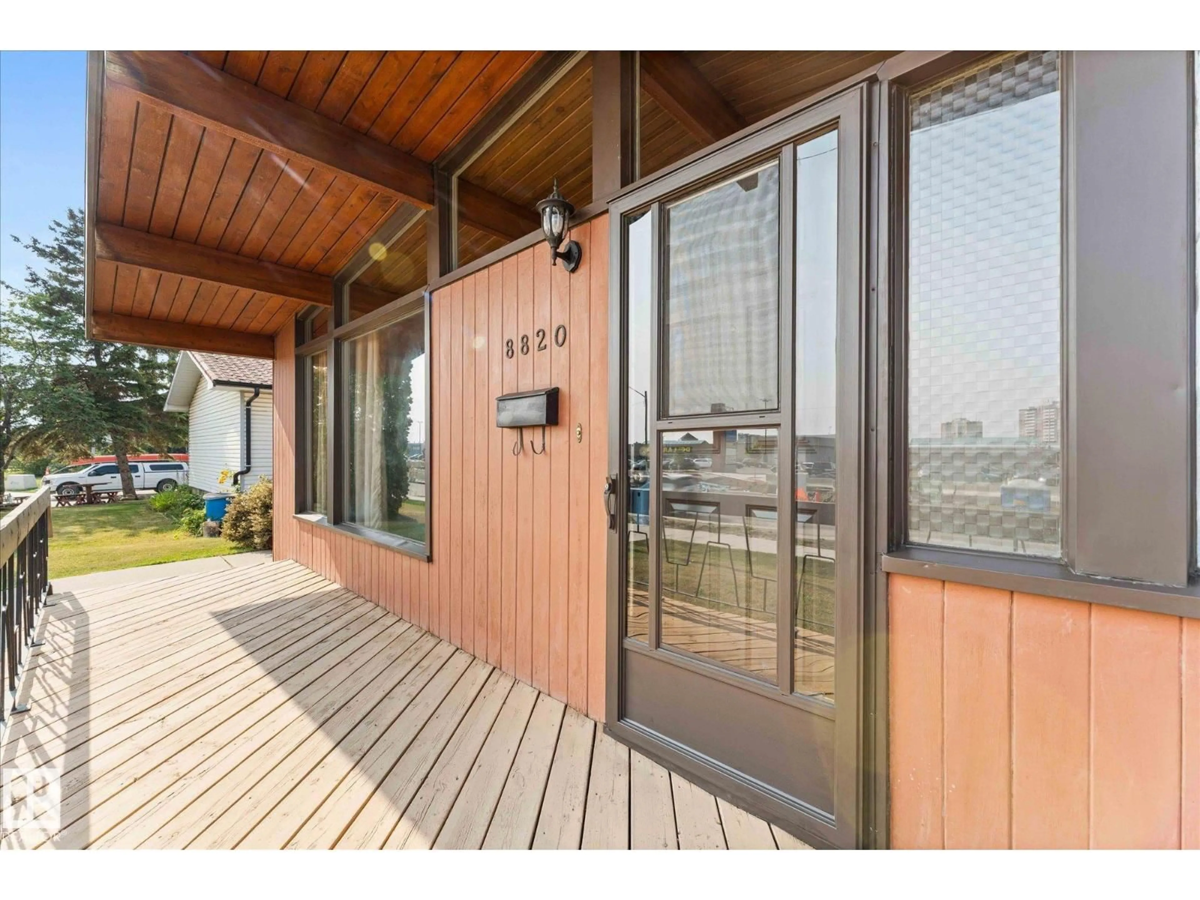 Indoor entryway for 8820 MEADOWLARK RD, Edmonton Alberta T5R5W7