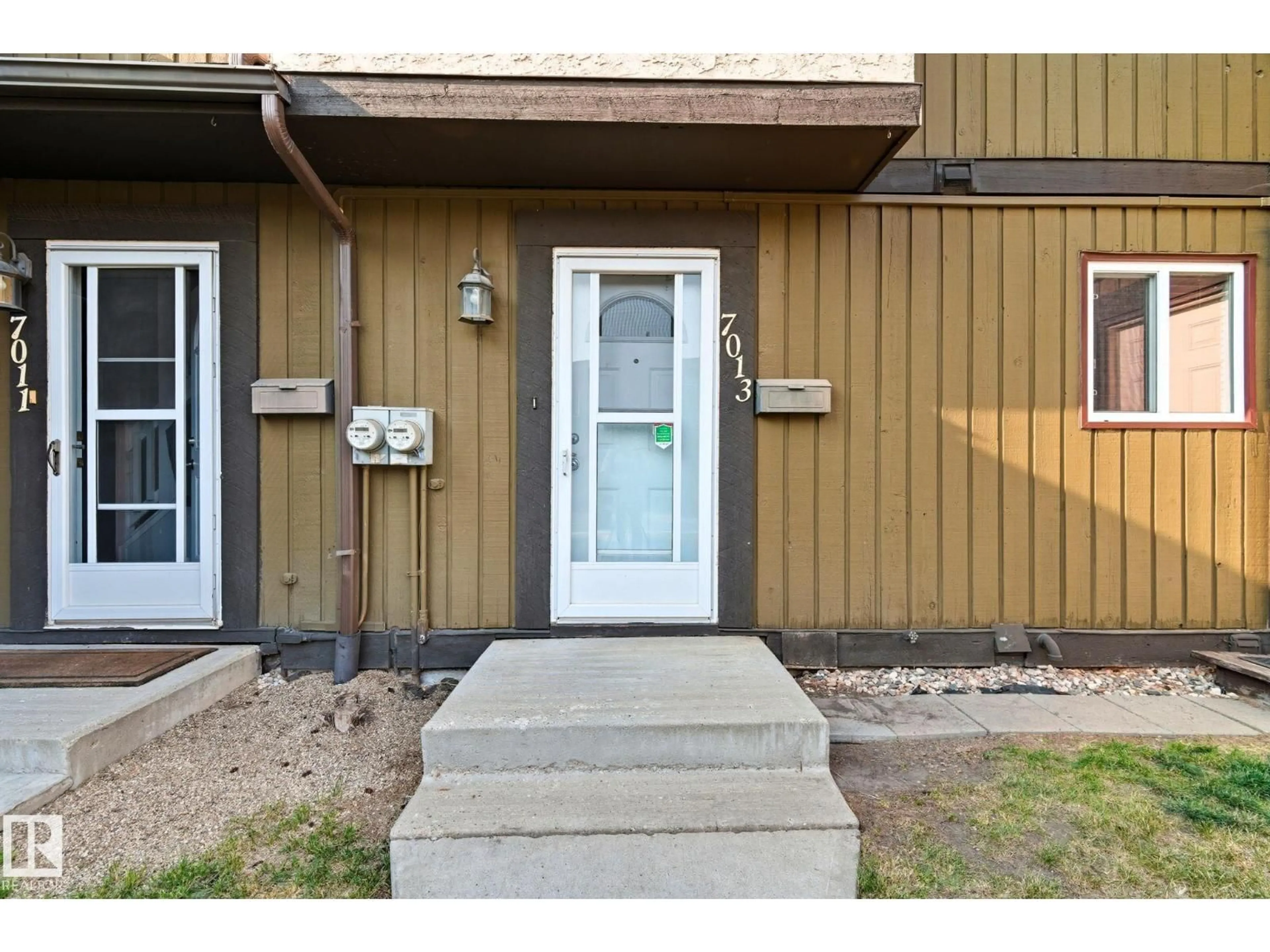 Indoor entryway for 7013 32 AV, Edmonton Alberta T6K2K9