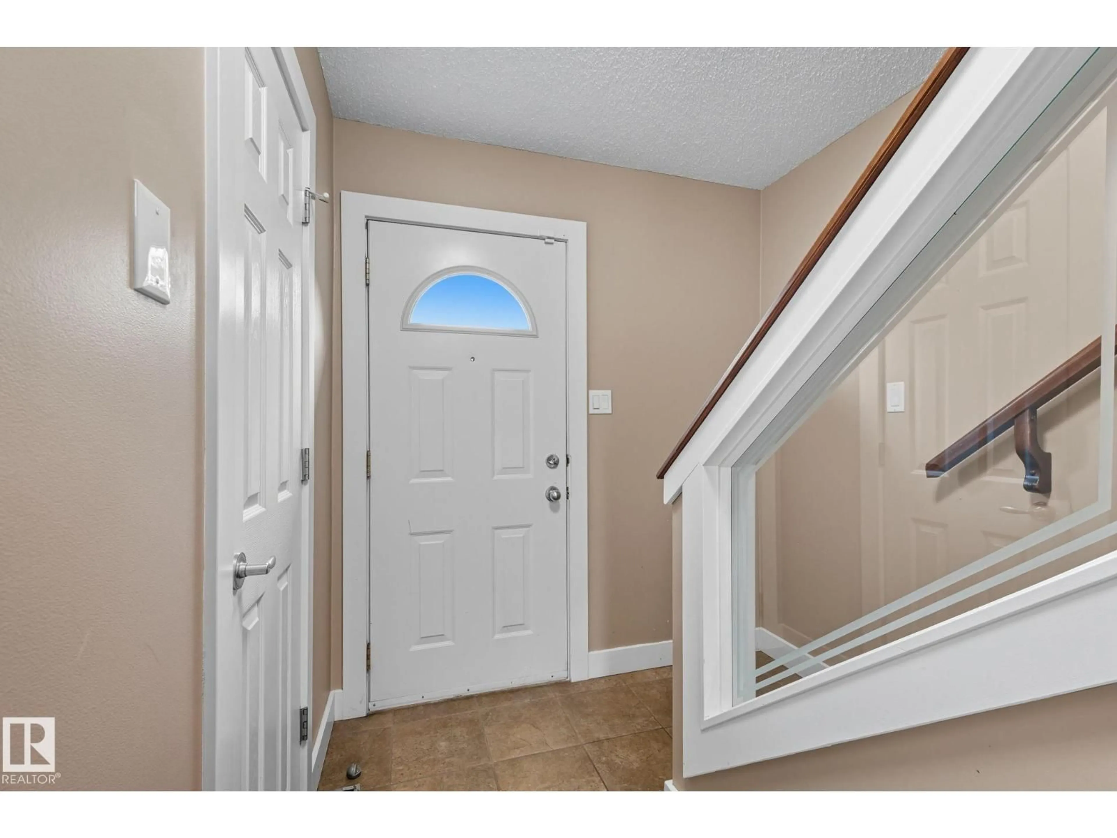 Indoor entryway for 7013 32 AV, Edmonton Alberta T6K2K9