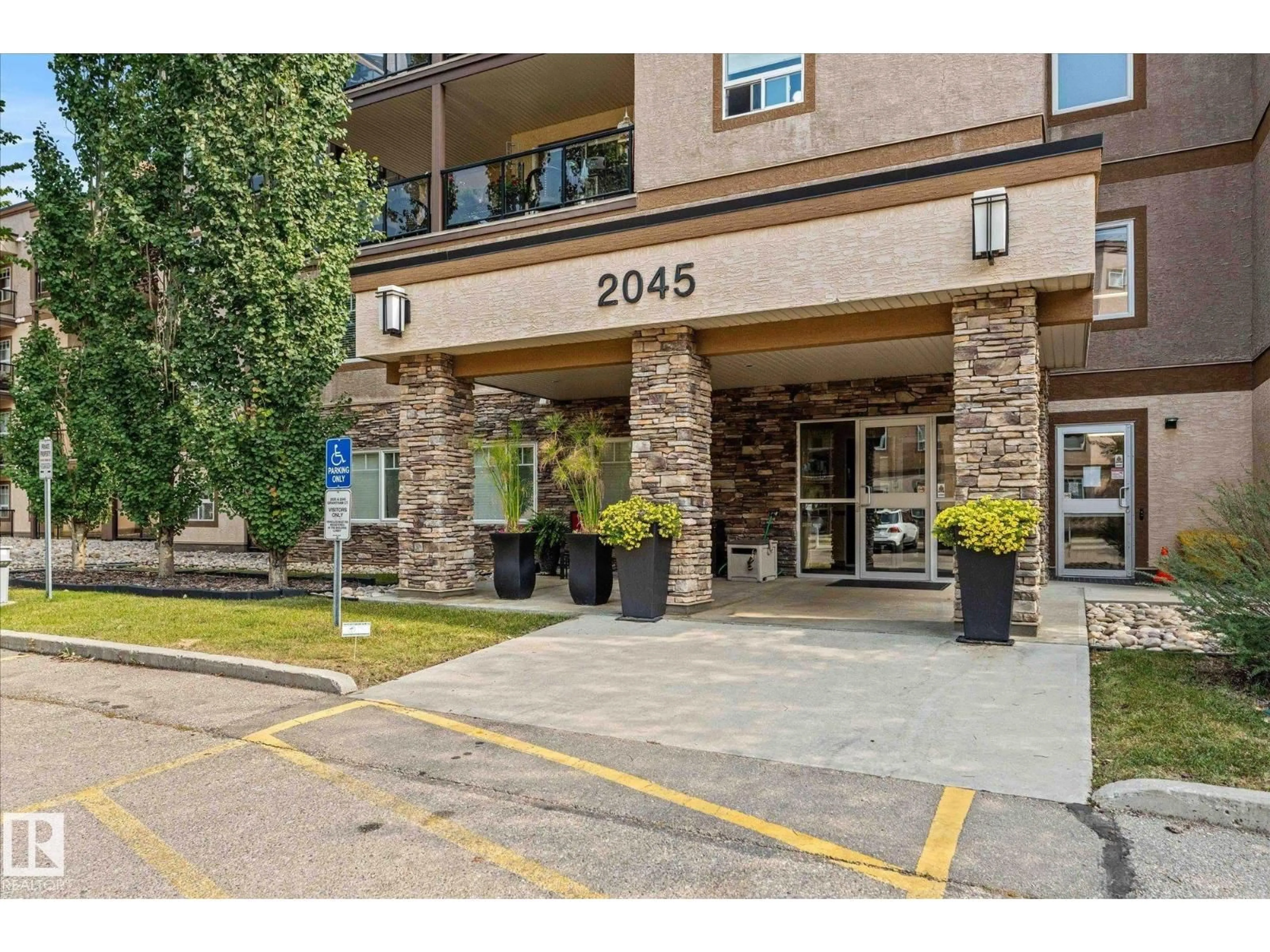 Indoor foyer for #320 - 2045 GRANTHAM CO, Edmonton Alberta T5T3X6