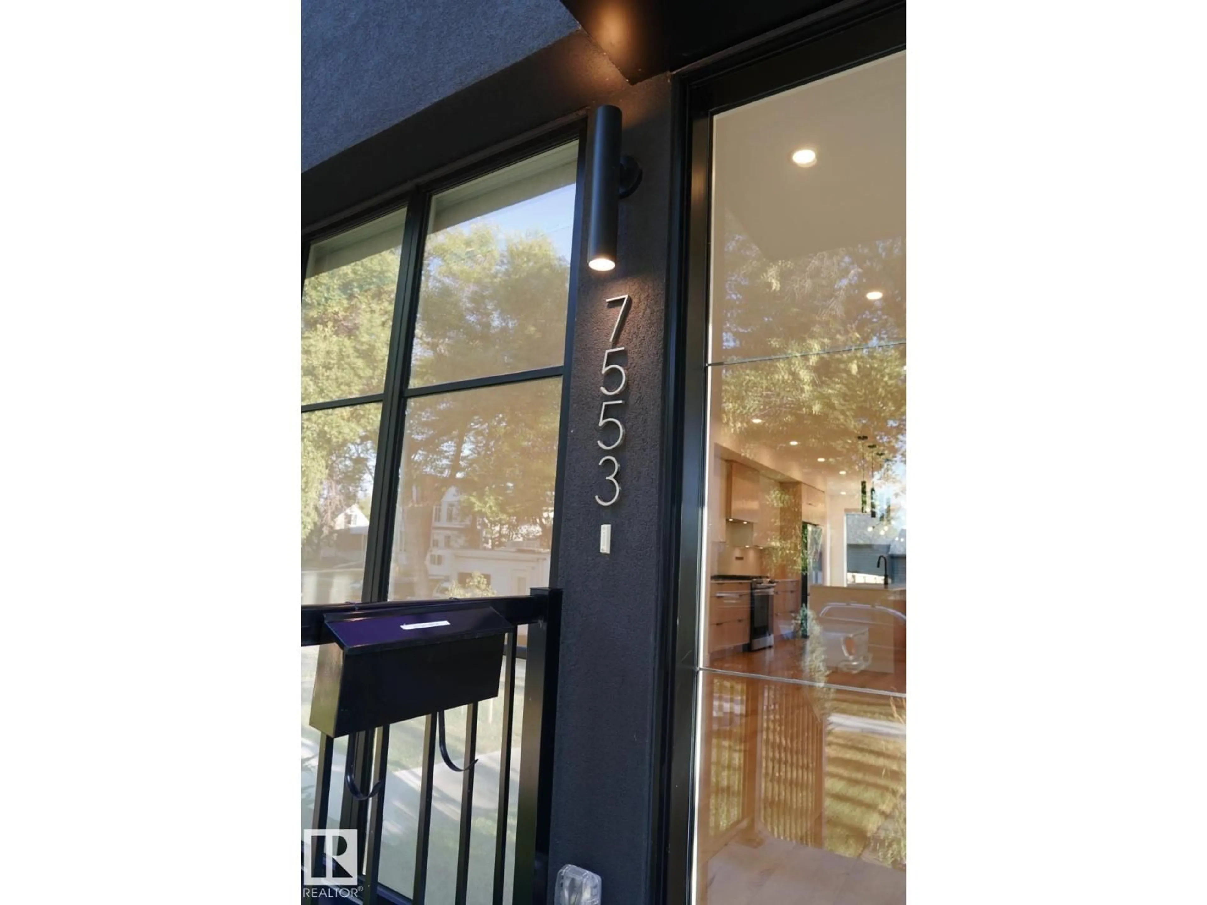 Indoor foyer for 7553 81 AV, Edmonton Alberta T6C0V4