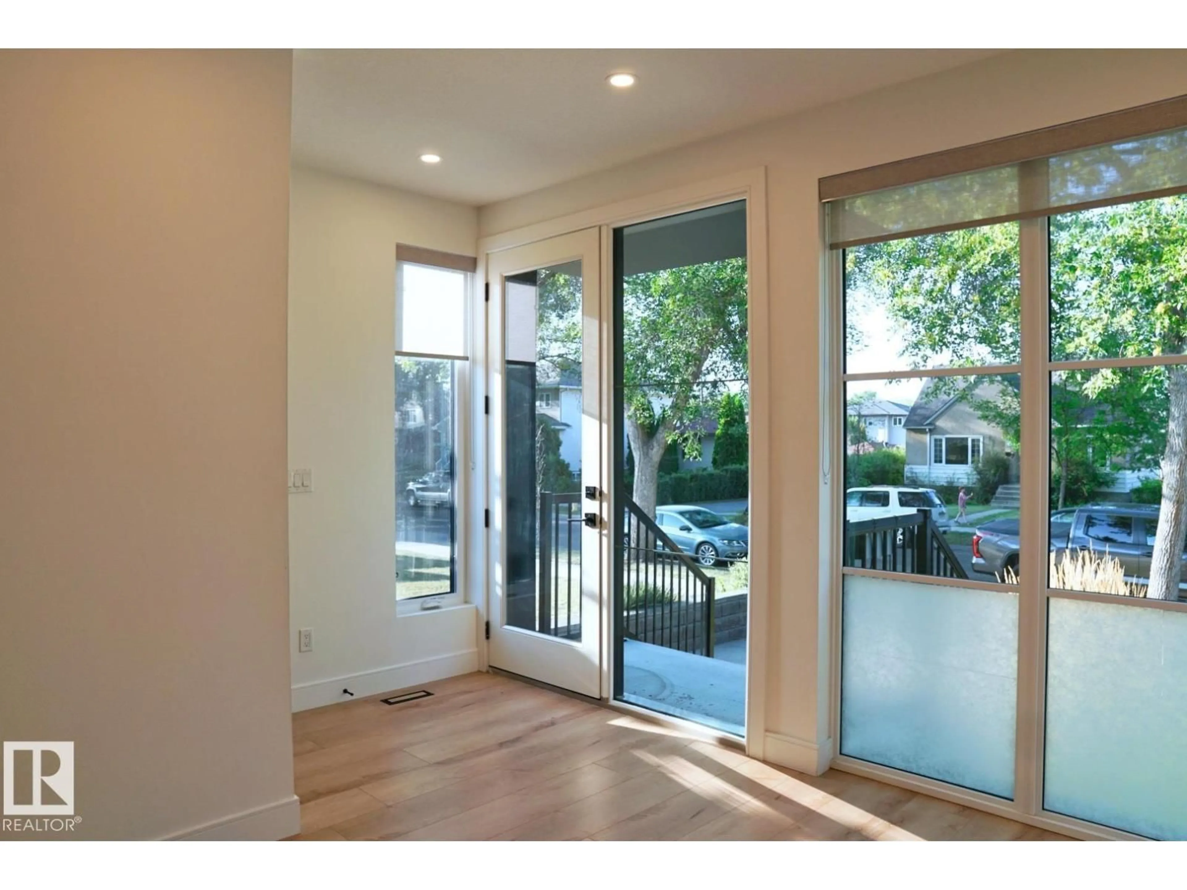 Indoor entryway for 7553 81 AV, Edmonton Alberta T6C0V4