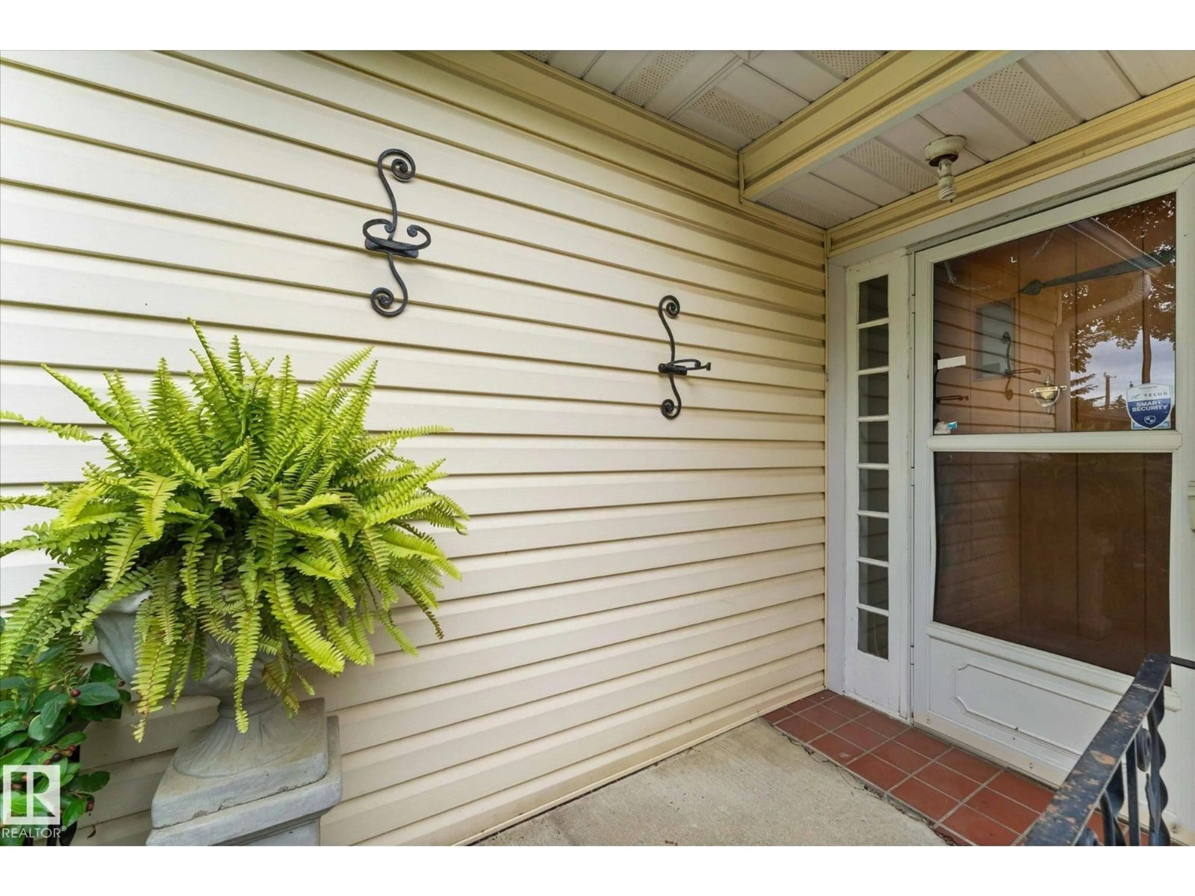 Indoor entryway for 6615 111 AV, Edmonton Alberta T5B0A5