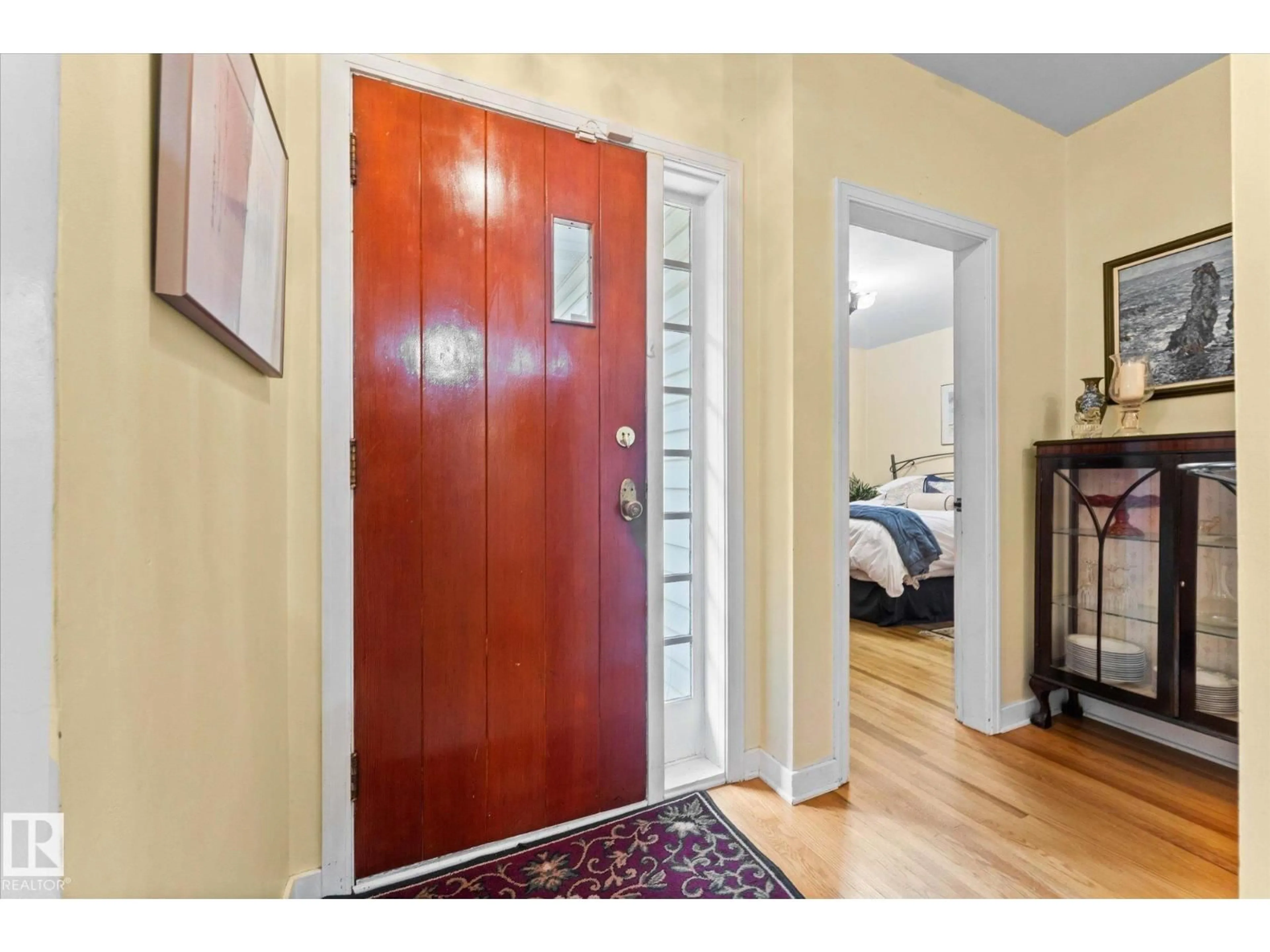 Indoor entryway for 6615 111 AV, Edmonton Alberta T5B0A5