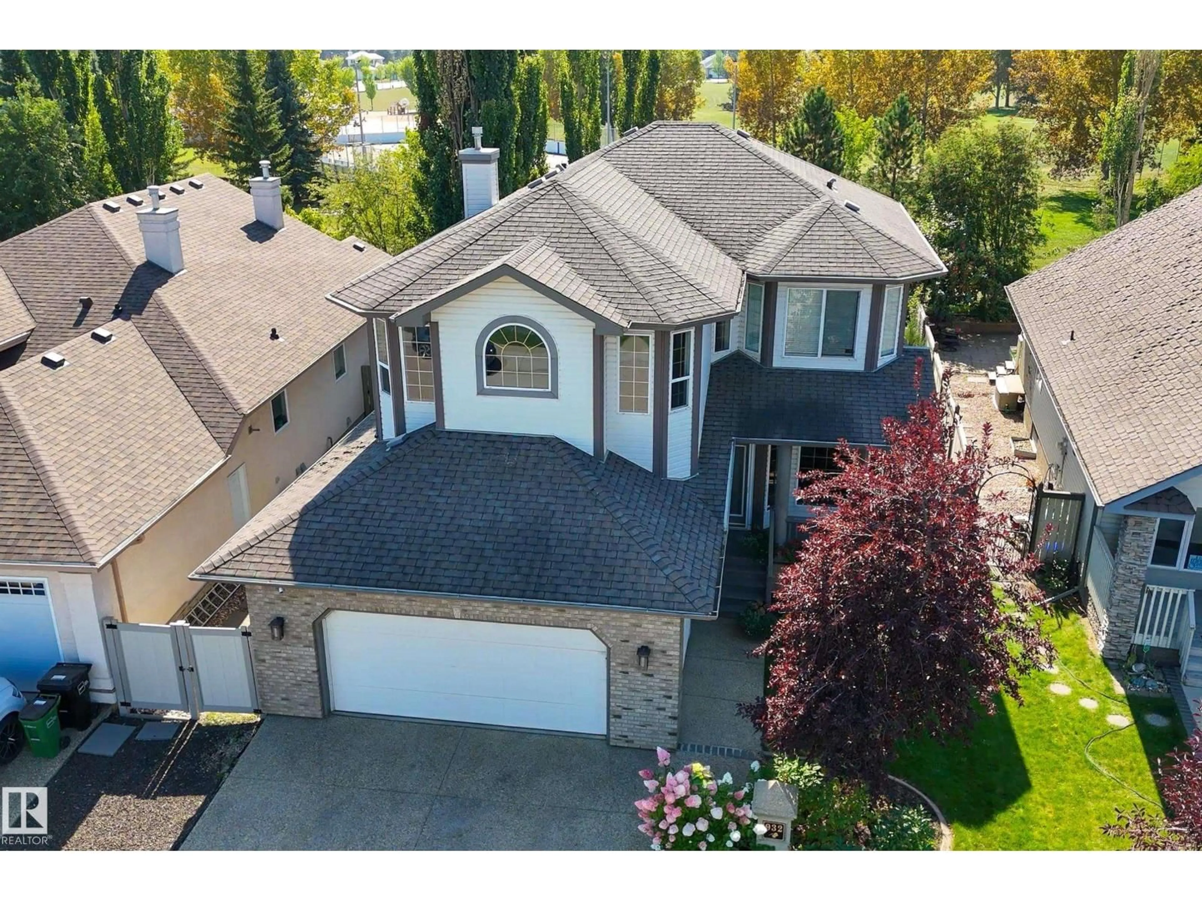 A pic from outside/outdoor area/front of a property/back of a property/a pic from drone, street for 932 PROCTOR WD, Edmonton Alberta T5T6N6