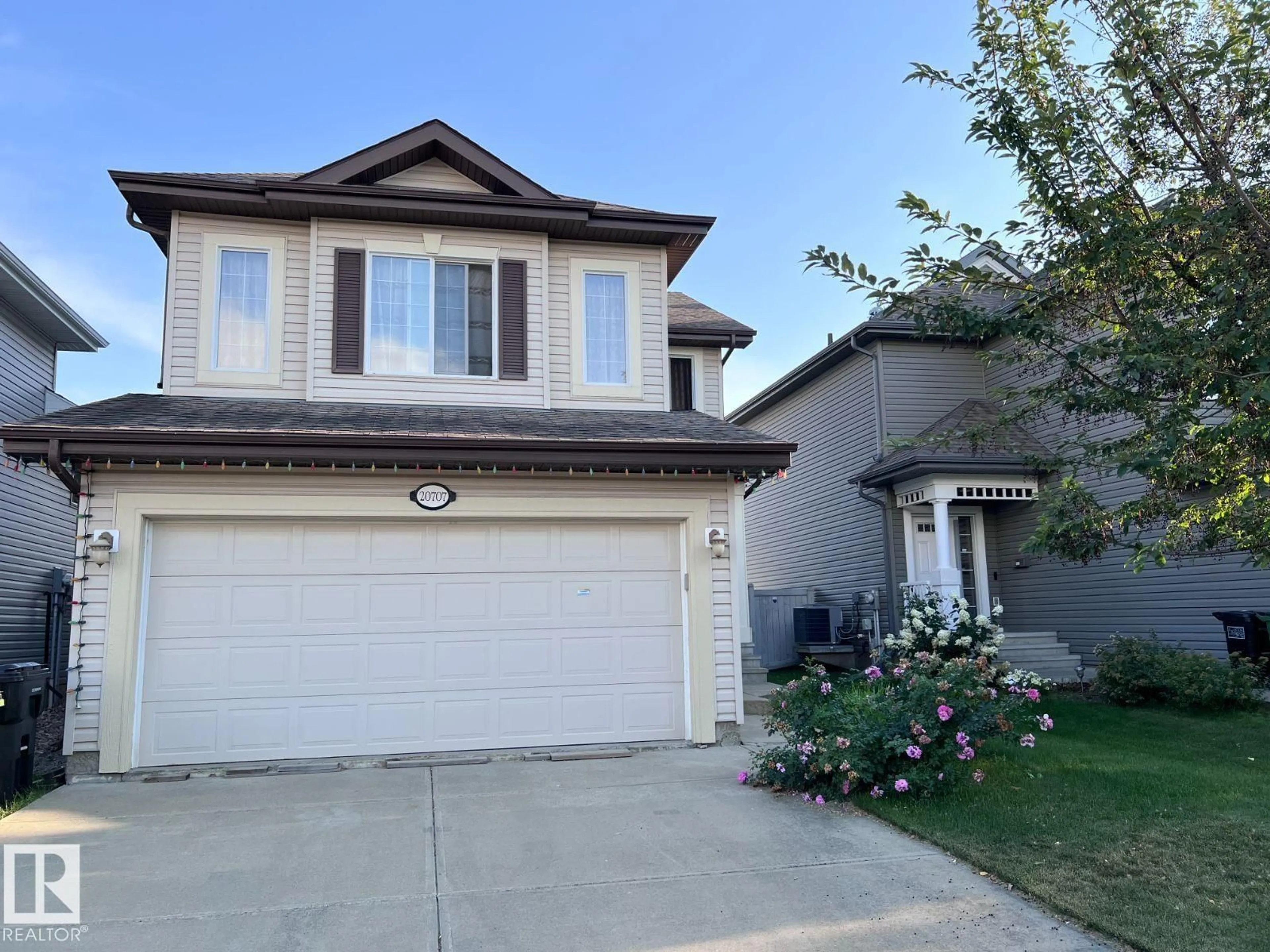 Home with vinyl exterior material, street for 20707 56 AV, Edmonton Alberta T6M0B7