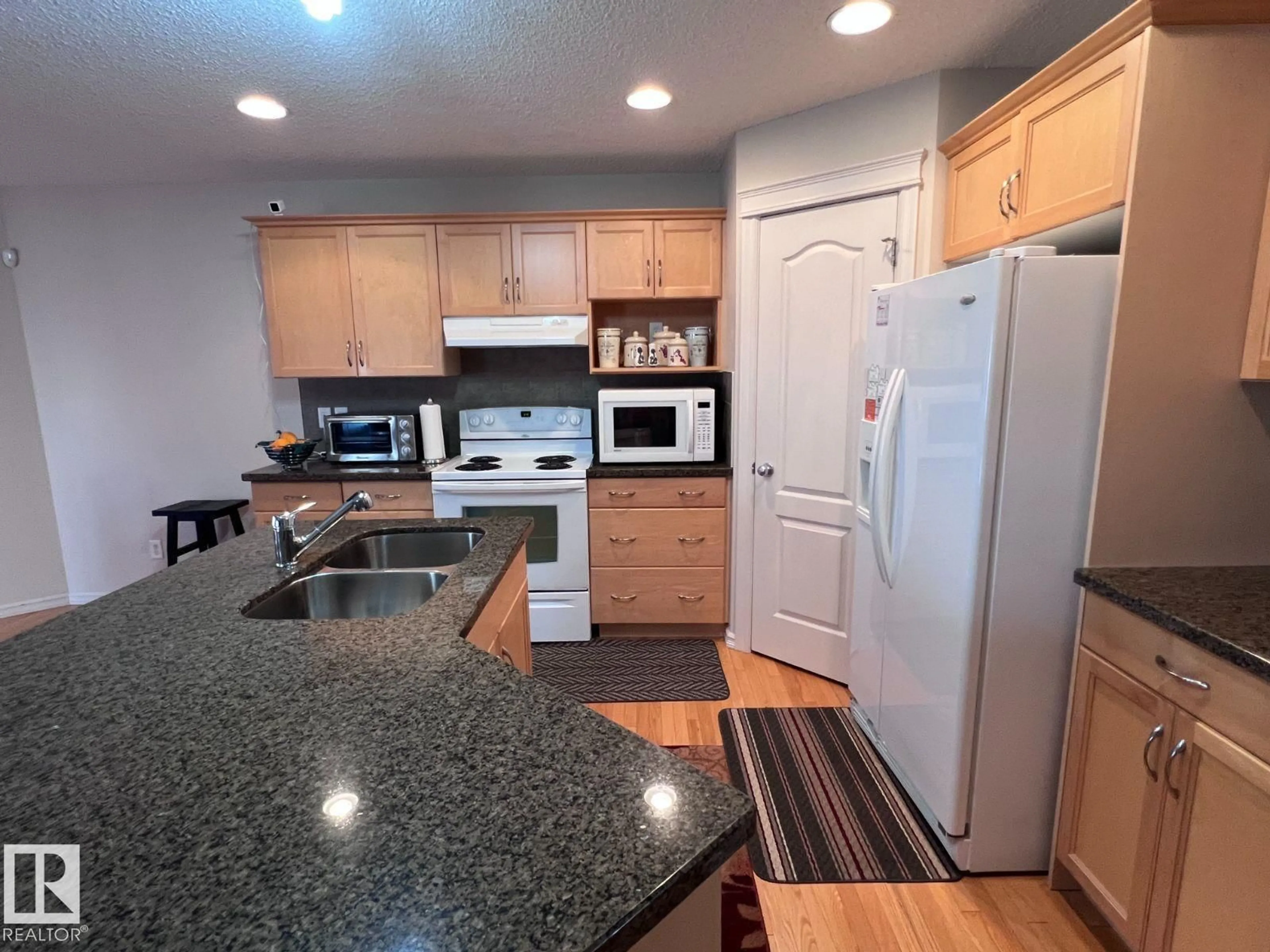 Standard kitchen, unknown for 20707 56 AV, Edmonton Alberta T6M0B7