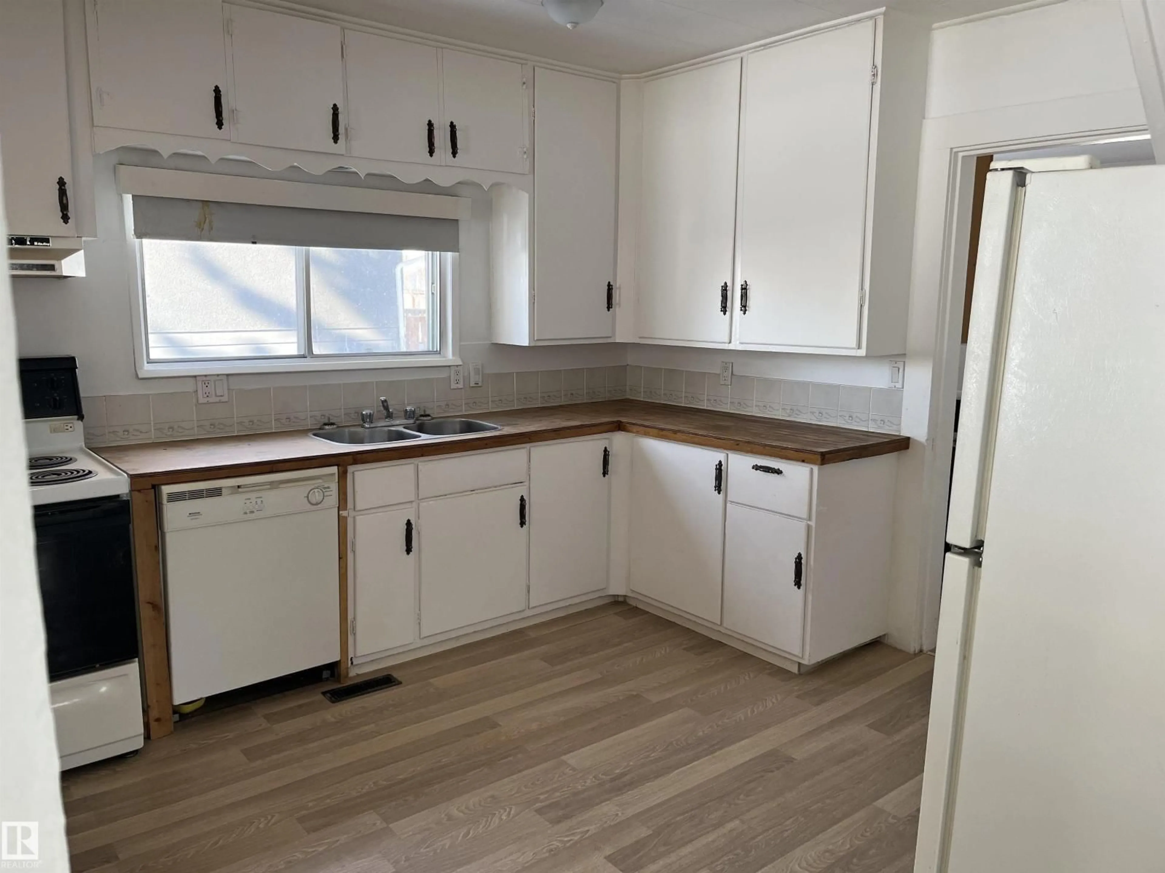 Standard kitchen, unknown for 4928 55 AV, Viking Alberta T0B4N0
