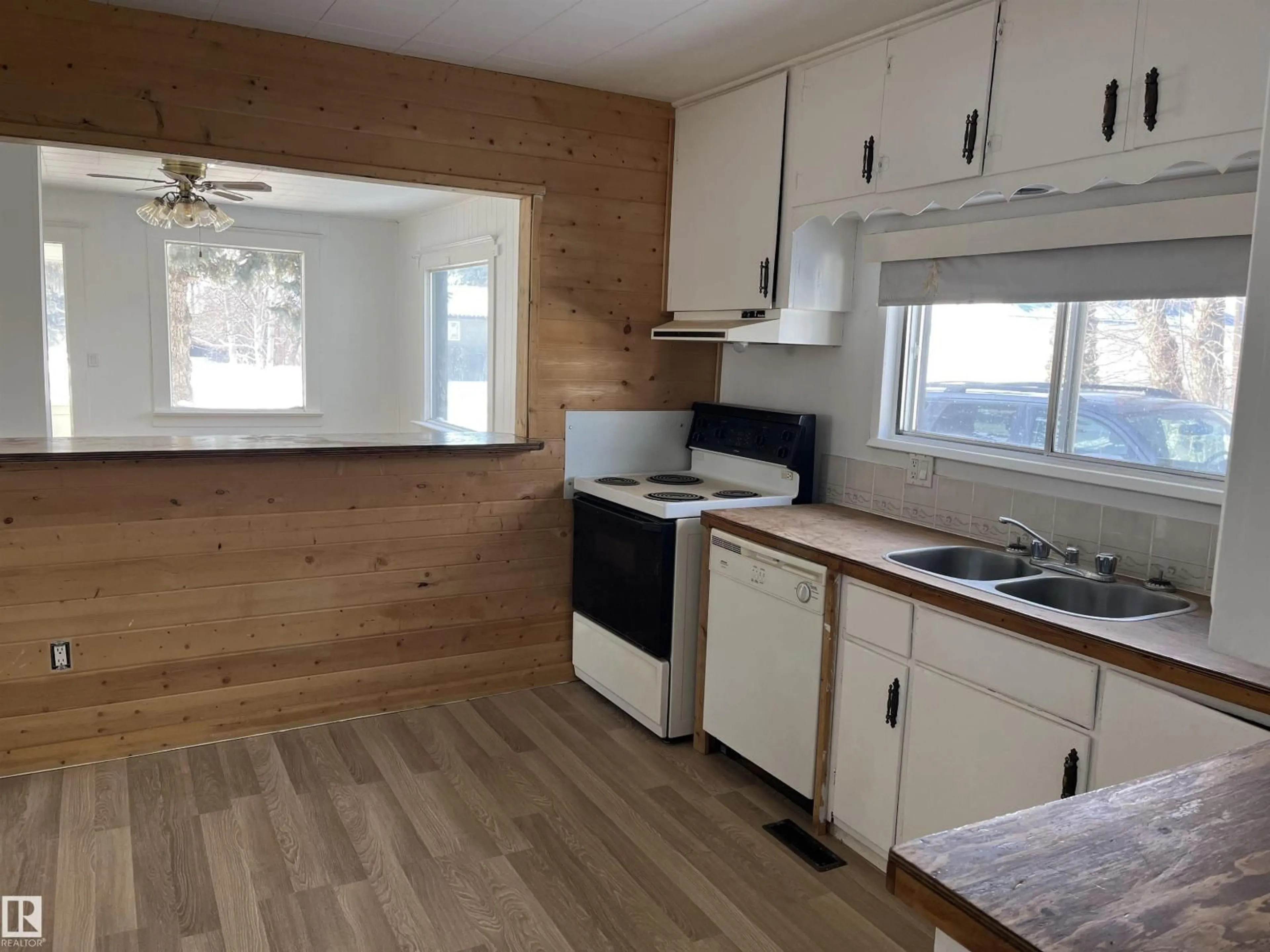 Standard kitchen, wood/laminate floor for 4928 55 AV, Viking Alberta T0B4N0
