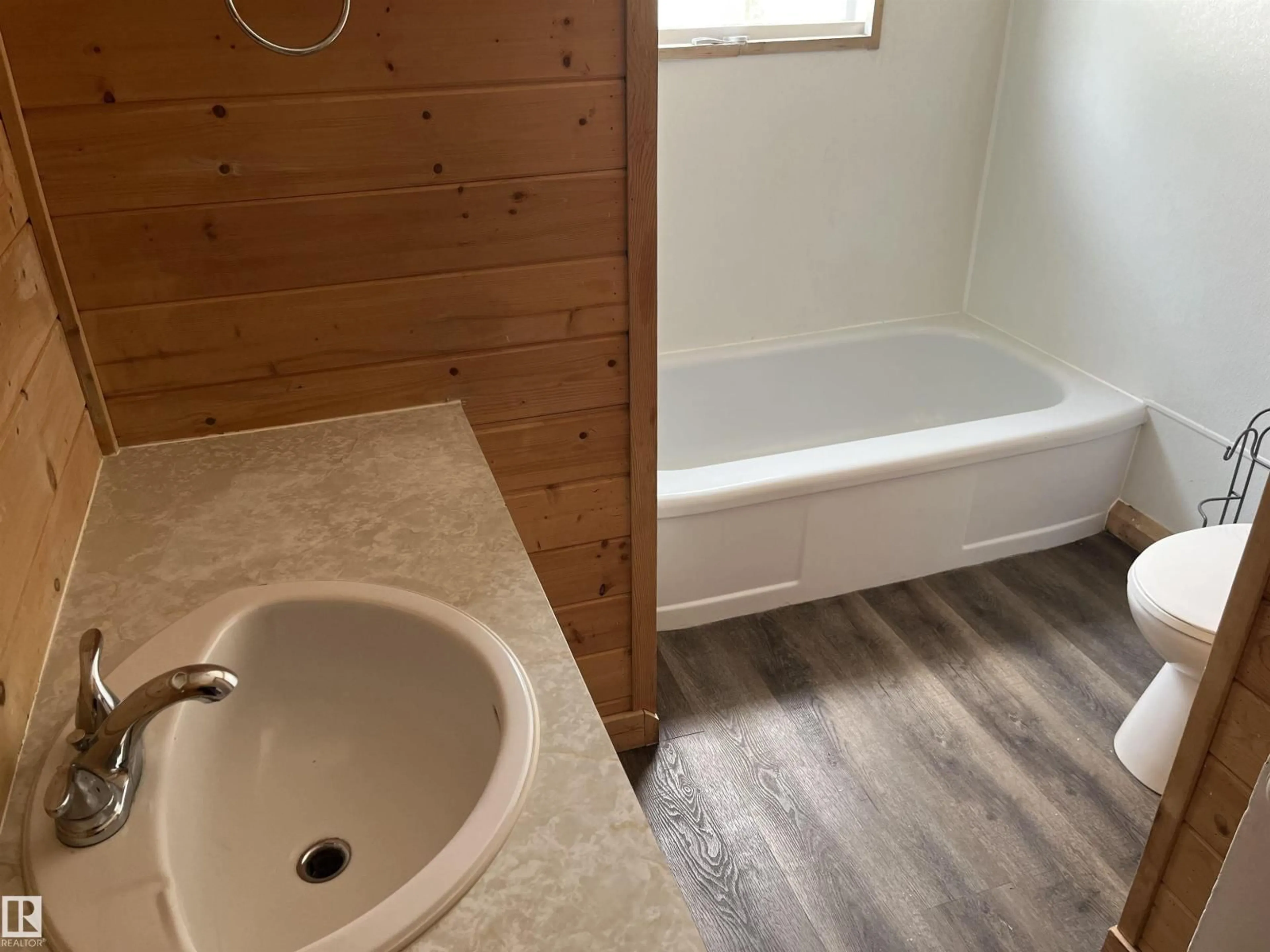Standard bathroom, unknown for 4928 55 AV, Viking Alberta T0B4N0