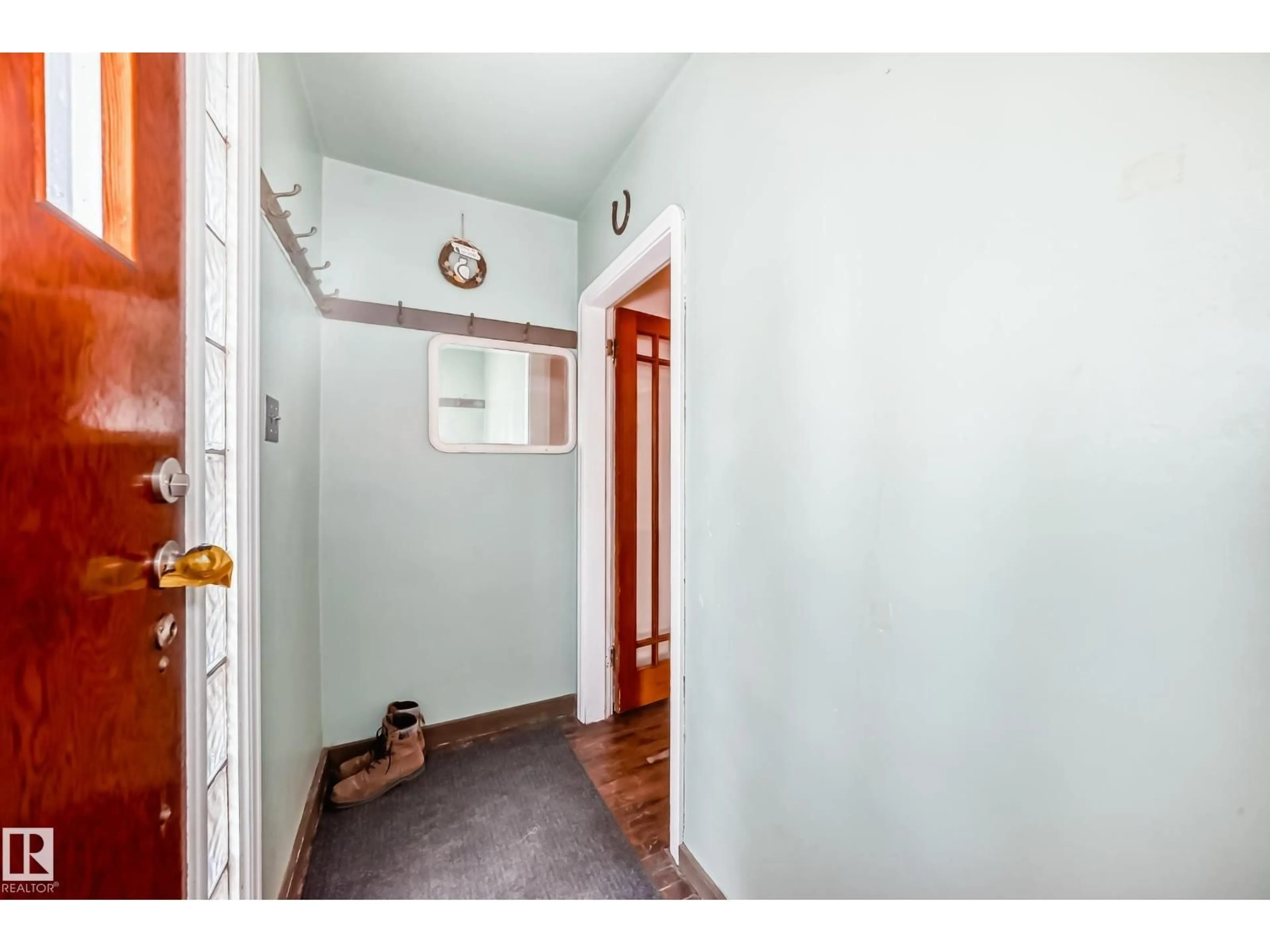 Indoor entryway for 11233 95 ST, Edmonton Alberta T5G1K8