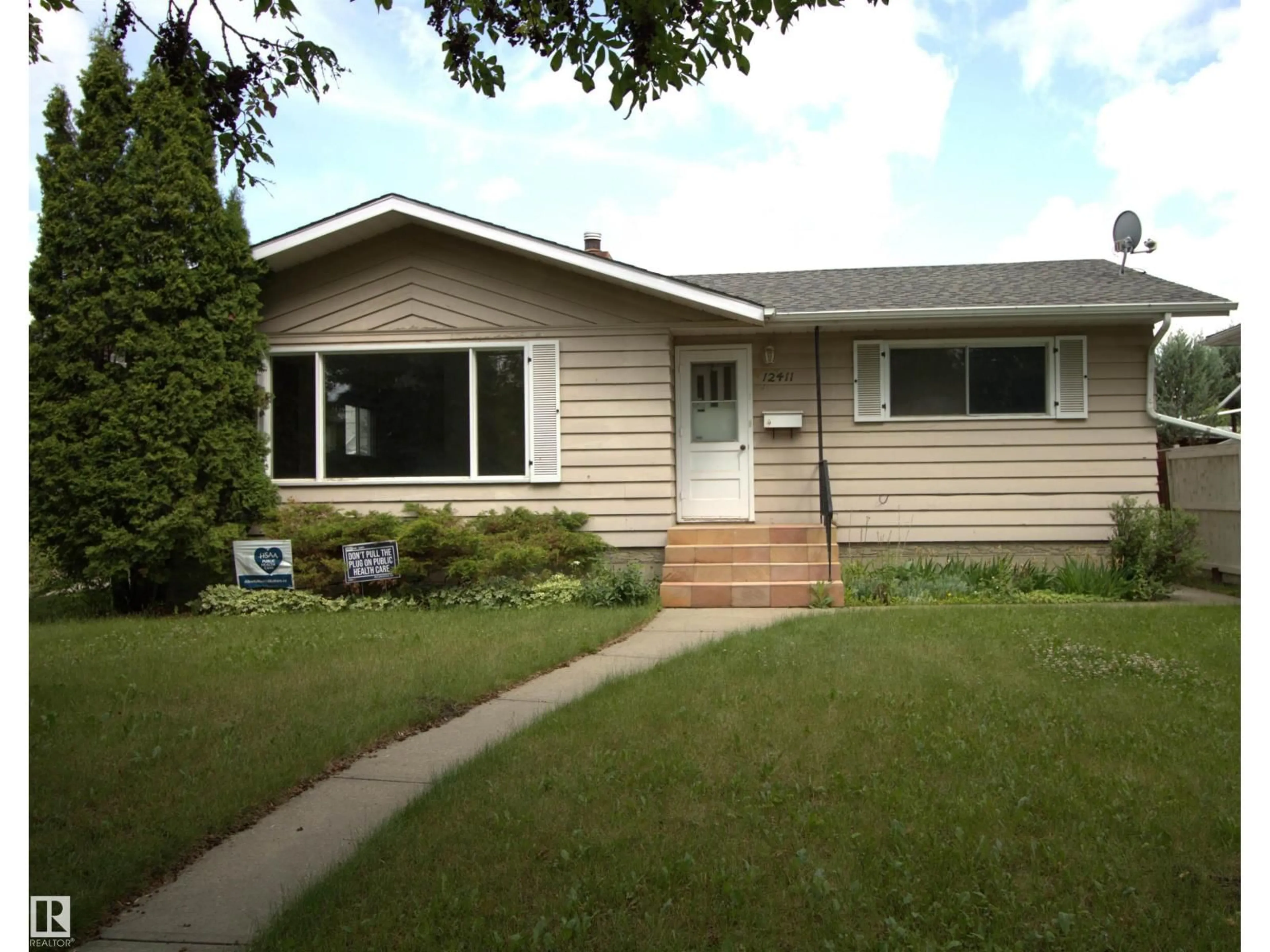 Home with vinyl exterior material, street for NW - 12411 89 ST, Edmonton Alberta T5B3X1