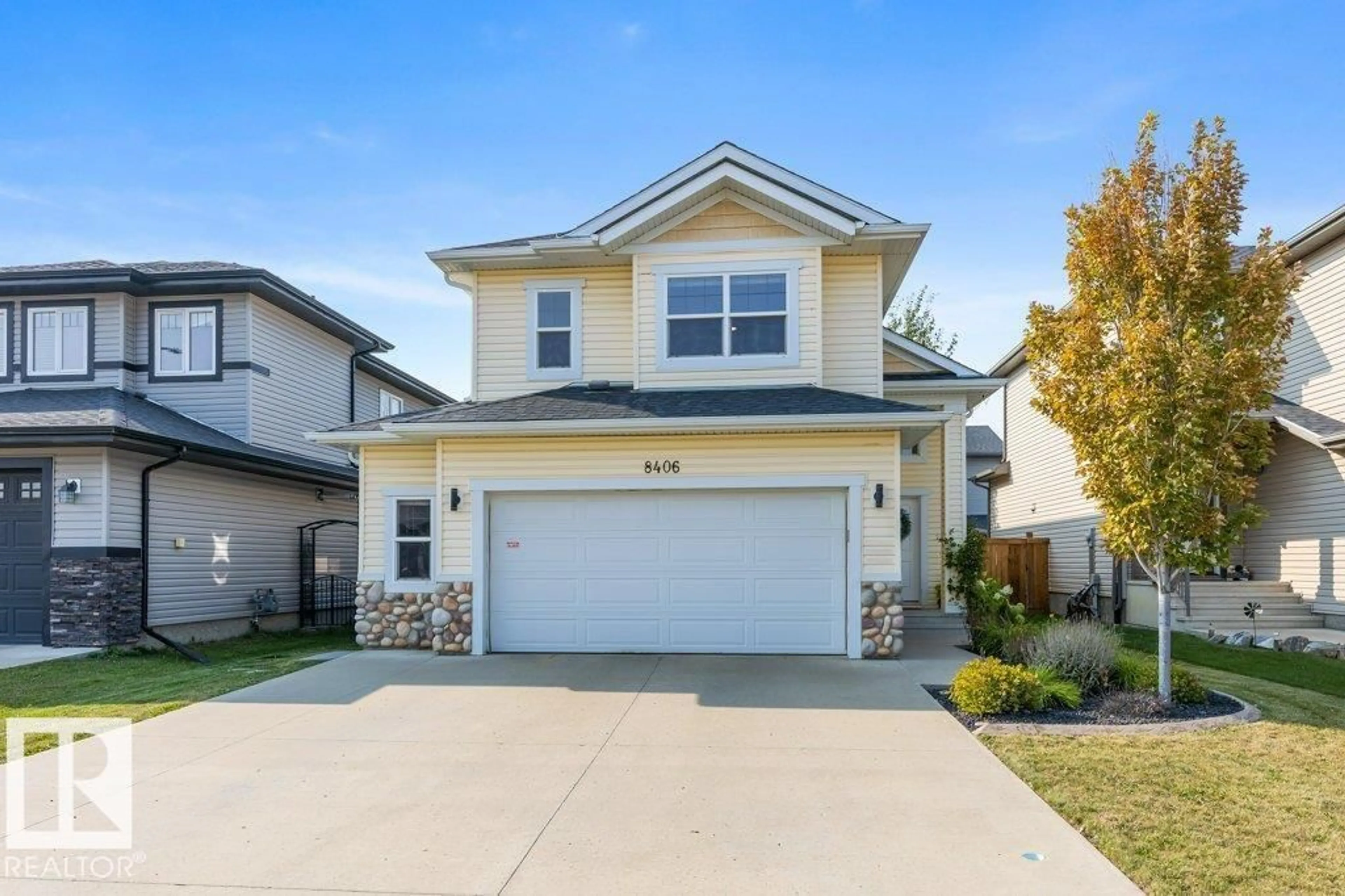 Home with vinyl exterior material, street for 8406 94 ST, Morinville Alberta T8R0E5