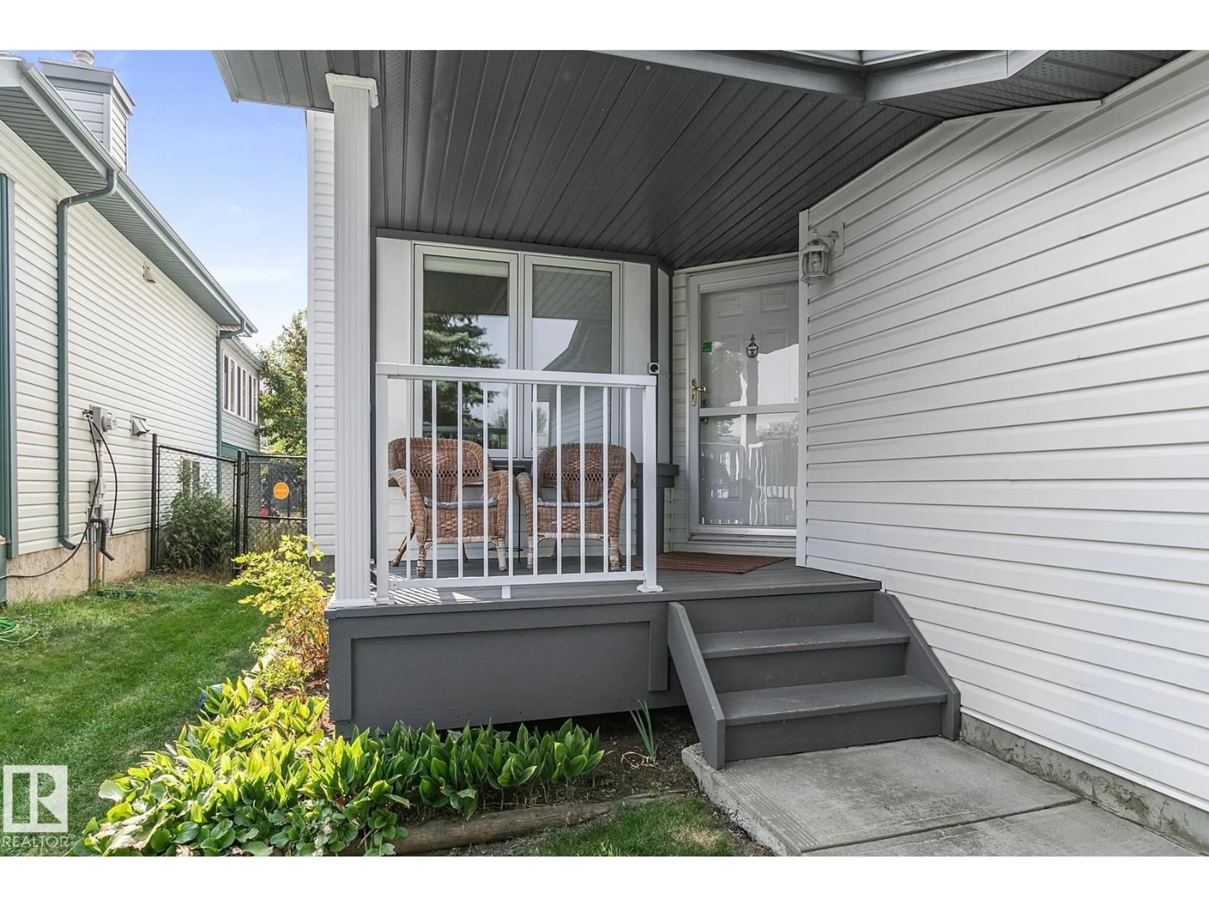 Indoor entryway for 113 COTE CR, Edmonton Alberta T6V1L3