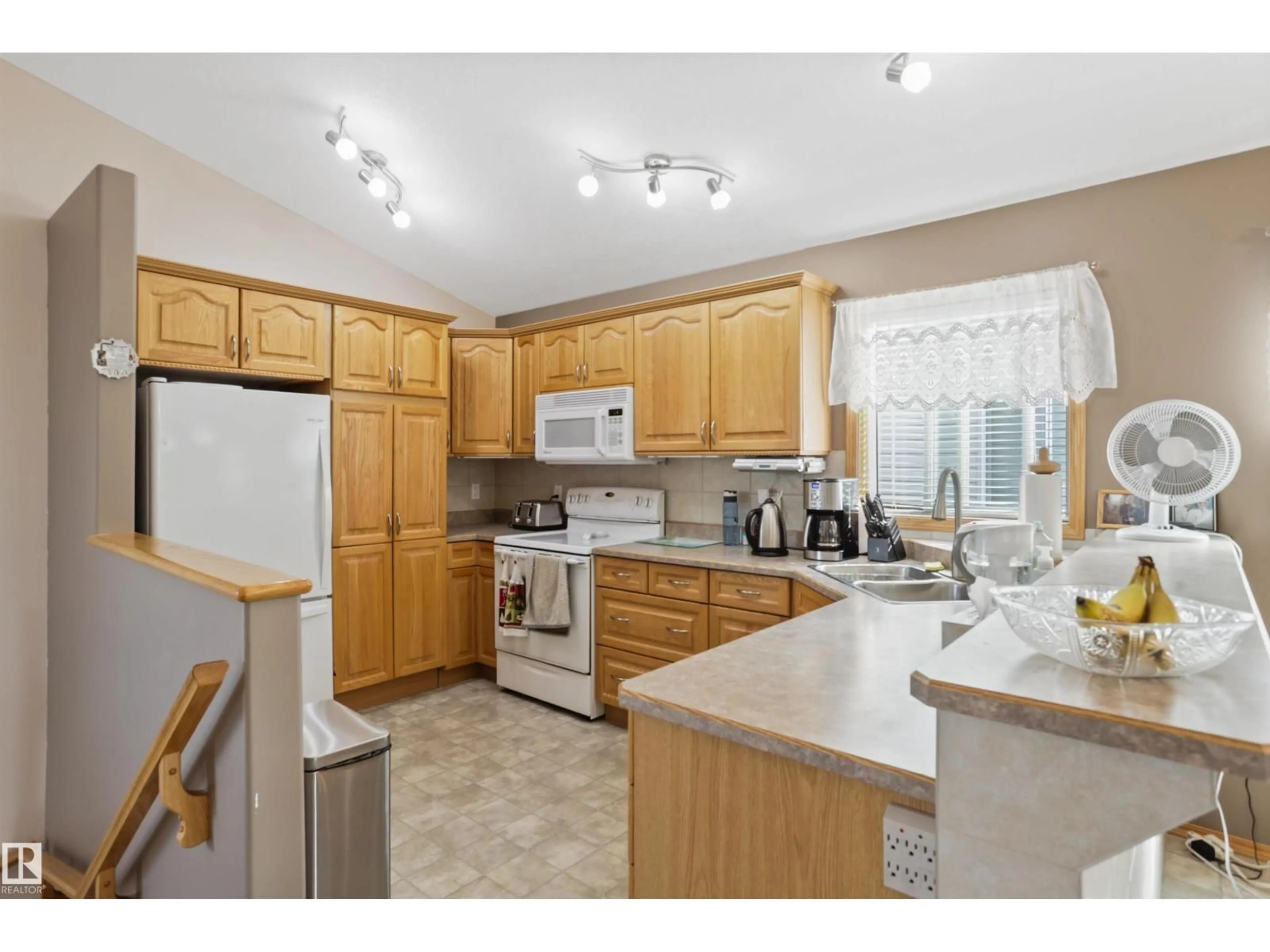 Standard kitchen, unknown for 742 KANANASKIS DR, Devon Alberta T9G2G8