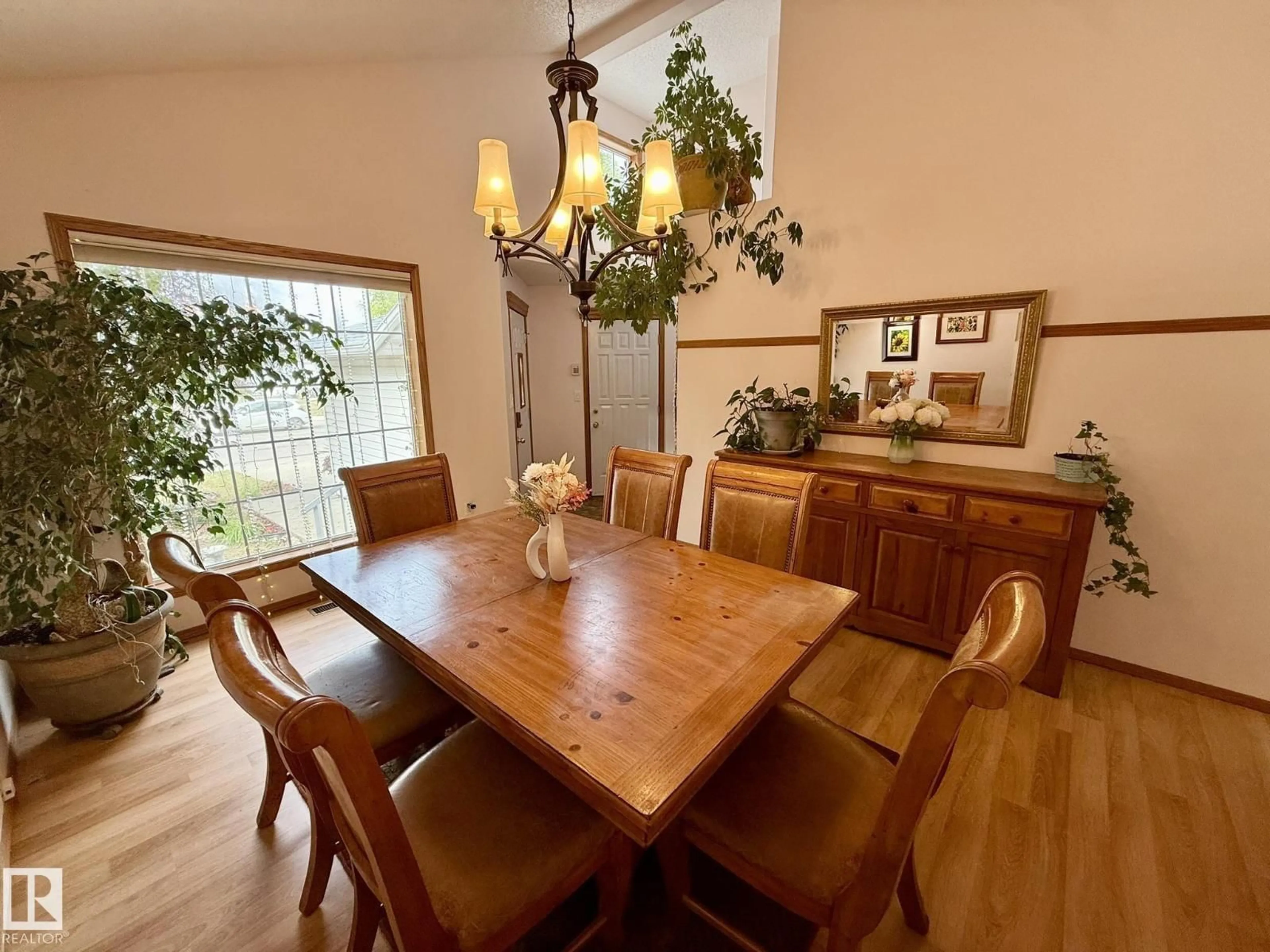 Dining room, wood/laminate floor for 151 DUNVEGAN RD, Edmonton Alberta T5L5A7
