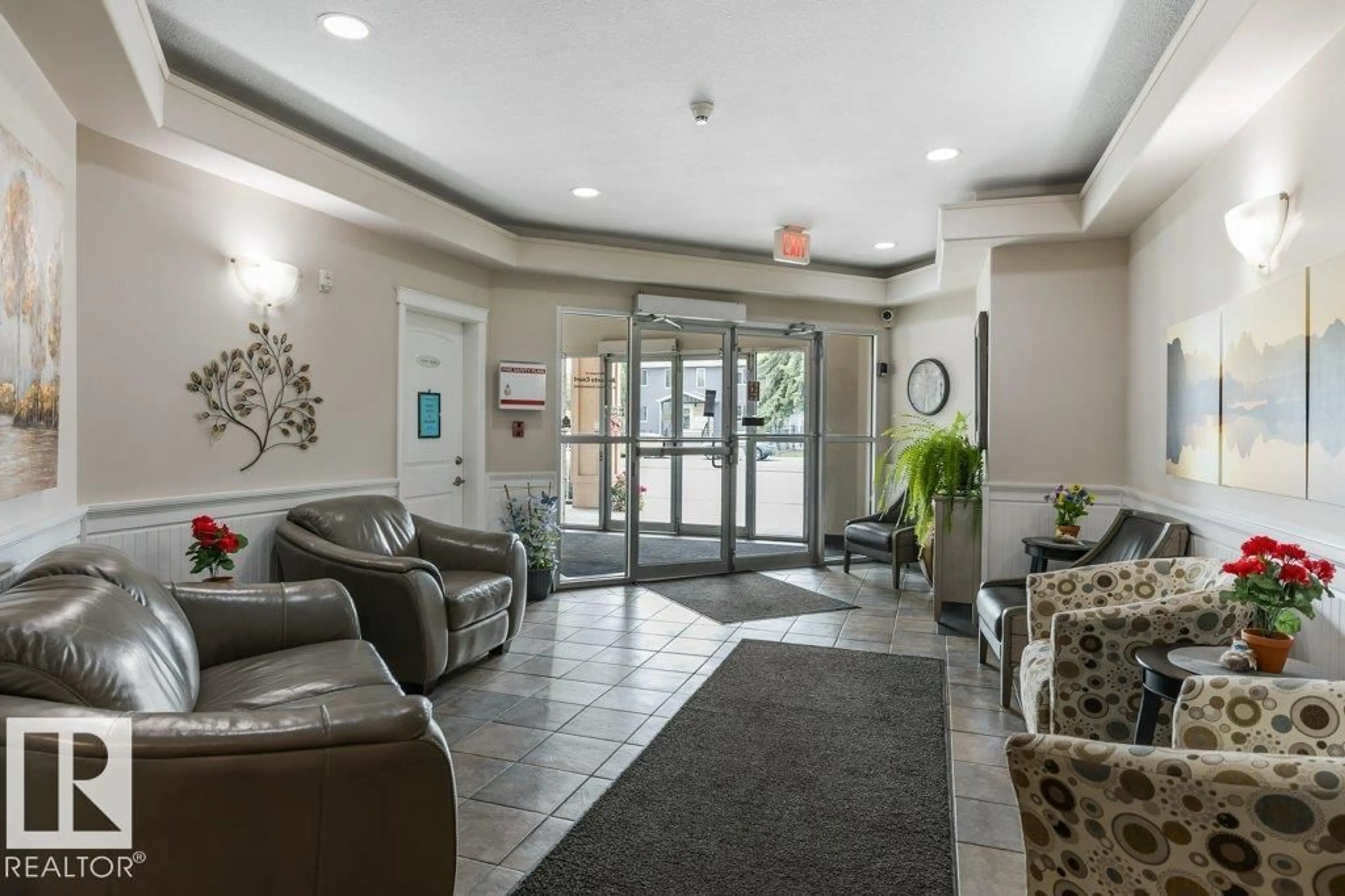 Indoor foyer for 325 8528 82 AV NW, Edmonton Alberta T6C0Y8