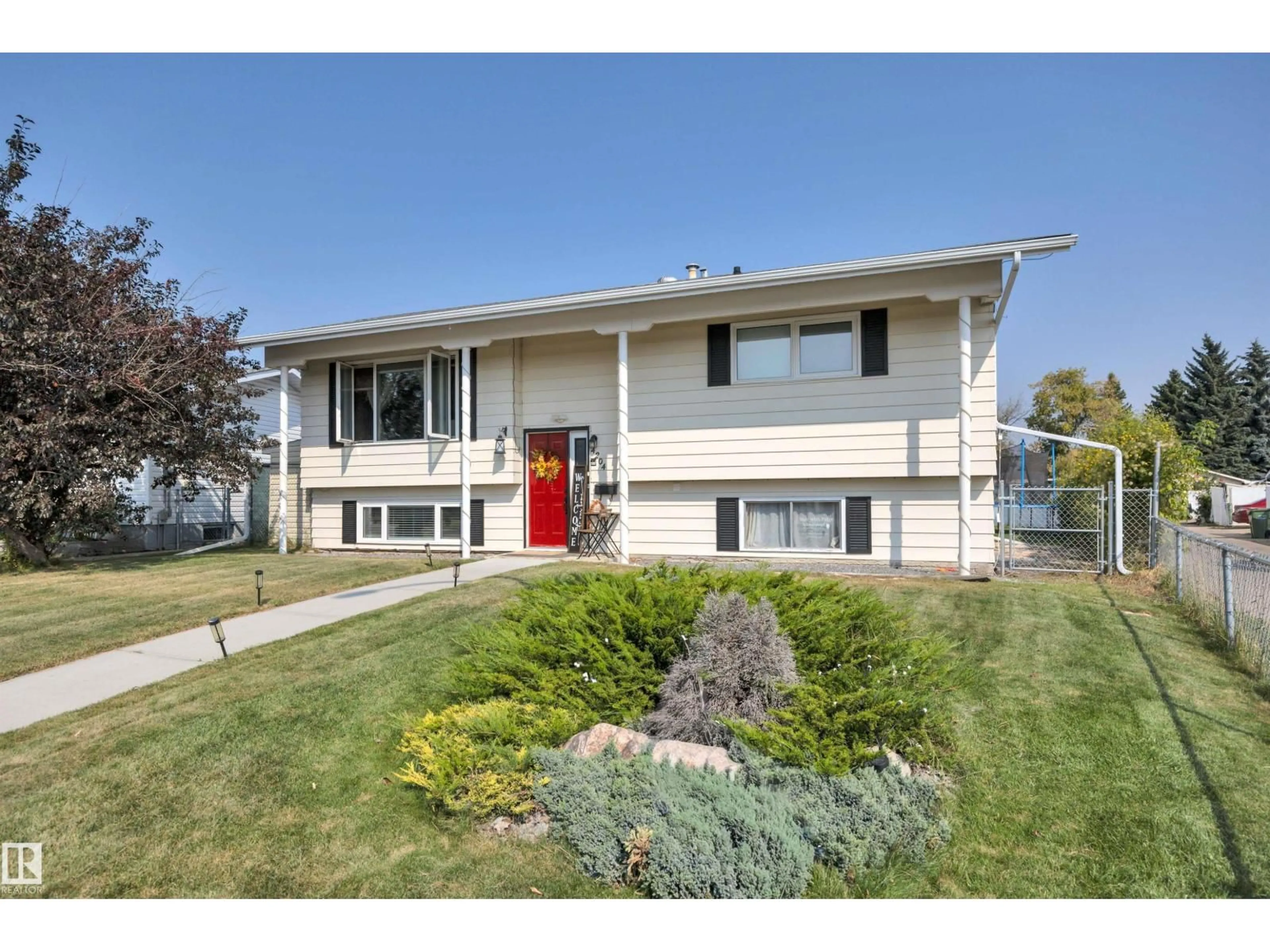Home with vinyl exterior material, street for 4204 42 AV, Leduc Alberta T9E4S1