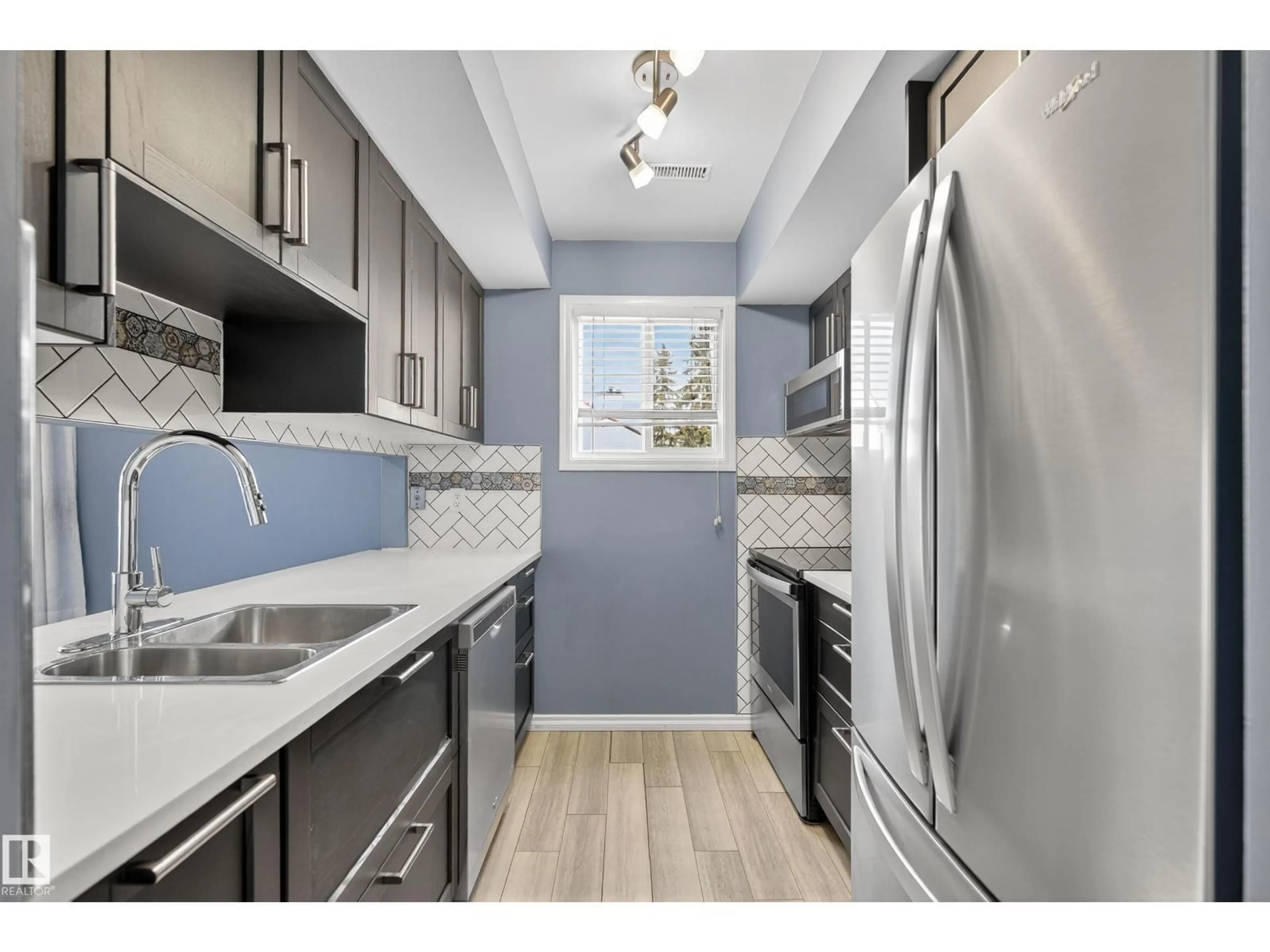 Standard kitchen, unknown for 225 LANCASTER TC, Edmonton Alberta T5X5T4