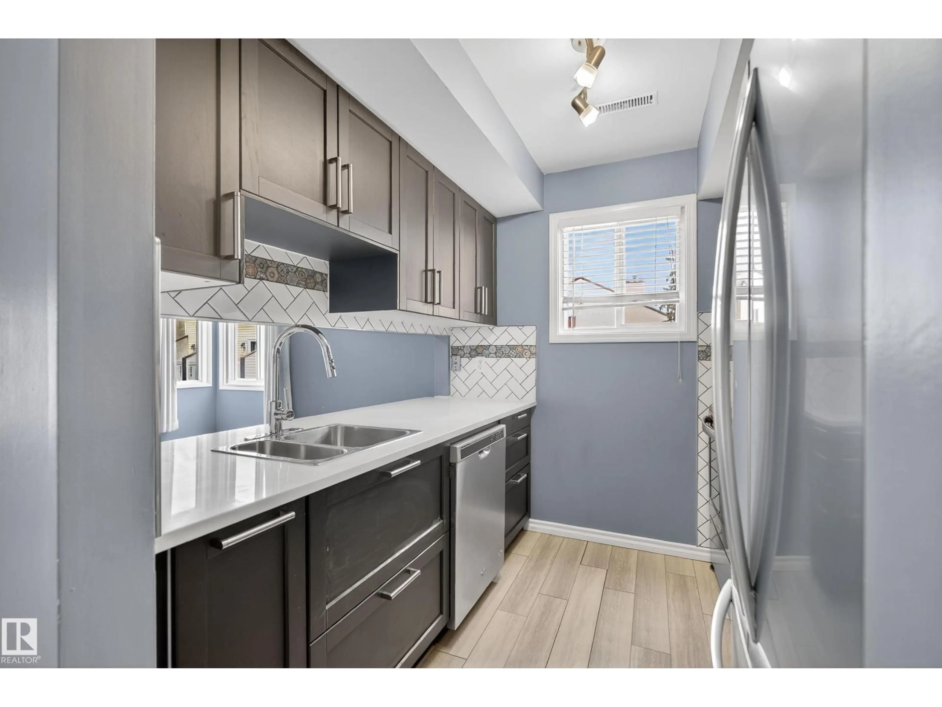 Standard kitchen, unknown for 225 LANCASTER TC, Edmonton Alberta T5X5T4