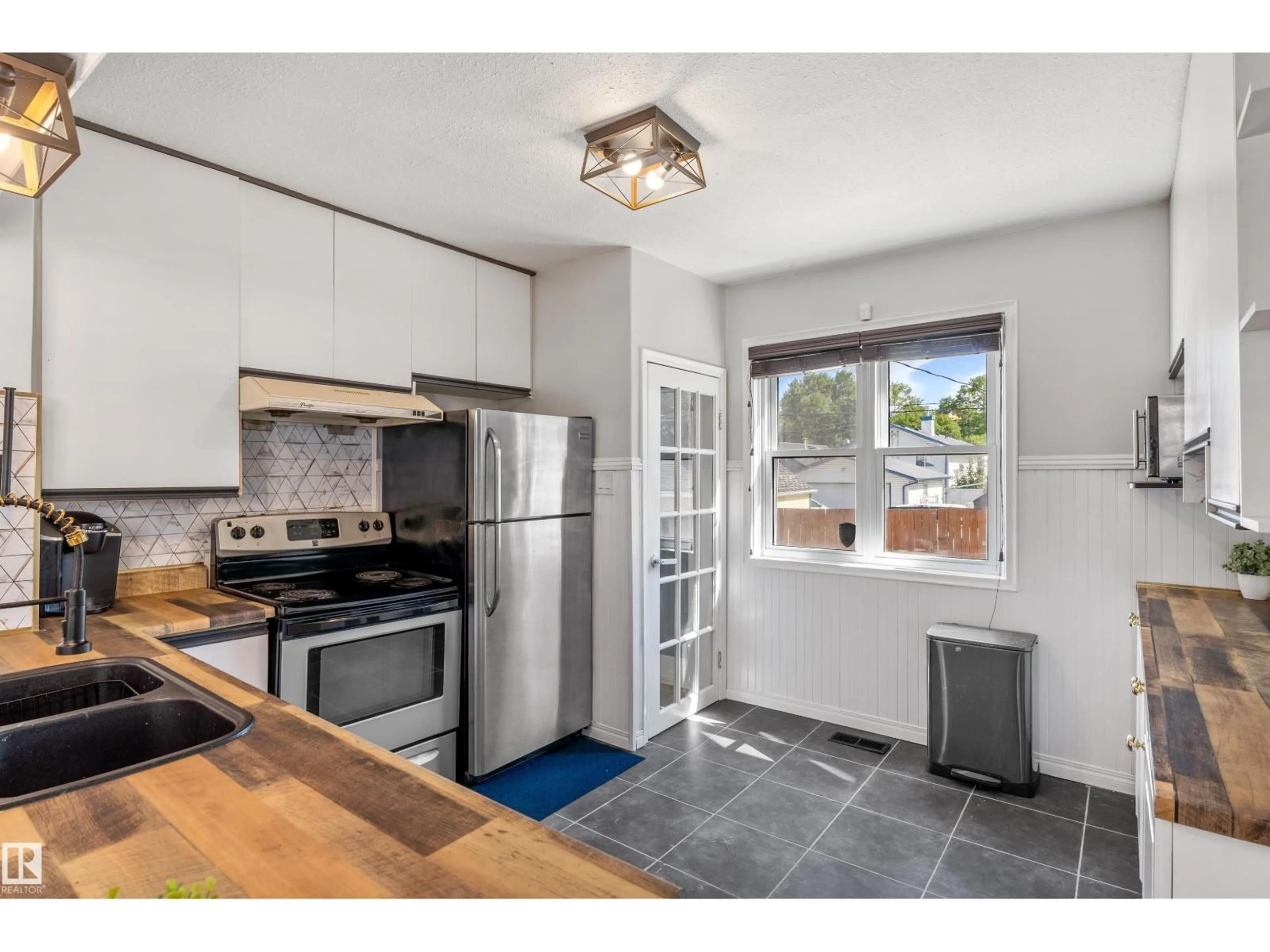 Standard kitchen, unknown for 11711 94 ST, Edmonton Alberta T5G1J1