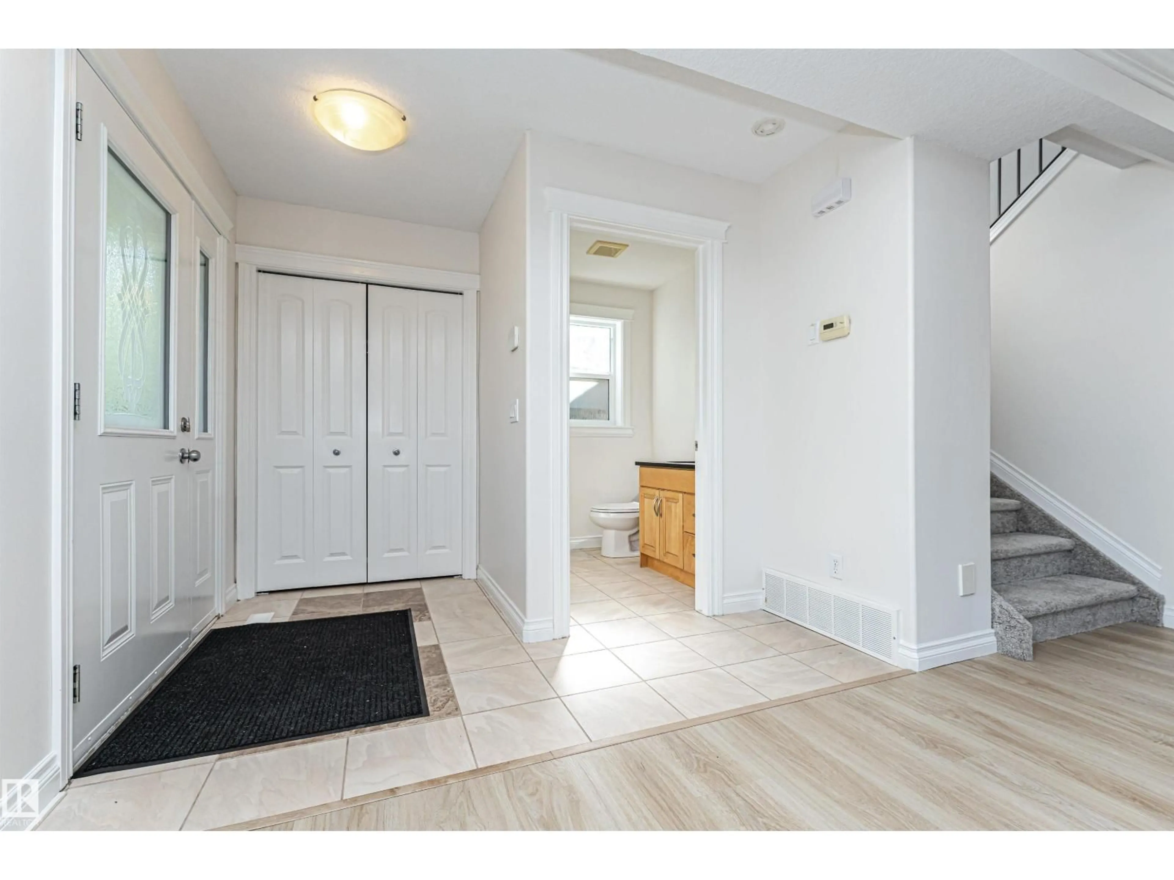Indoor entryway for 10847 66 AV, Edmonton Alberta T6H1Y1