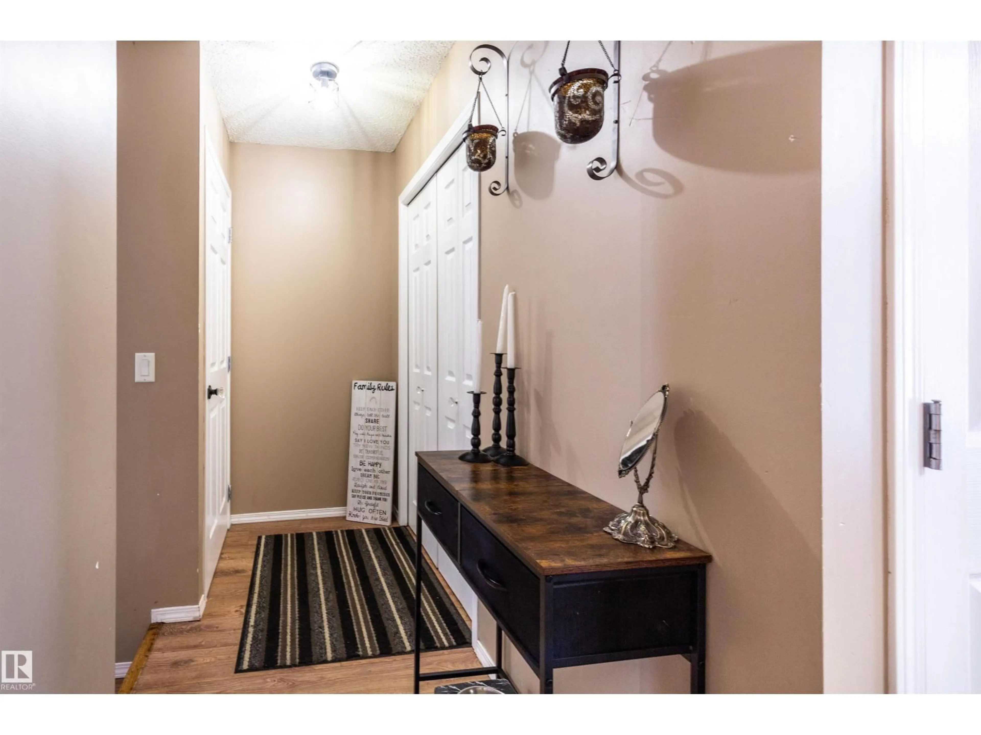 Indoor entryway for #45 - 451 HYNDMAN CR, Edmonton Alberta T5A5J3