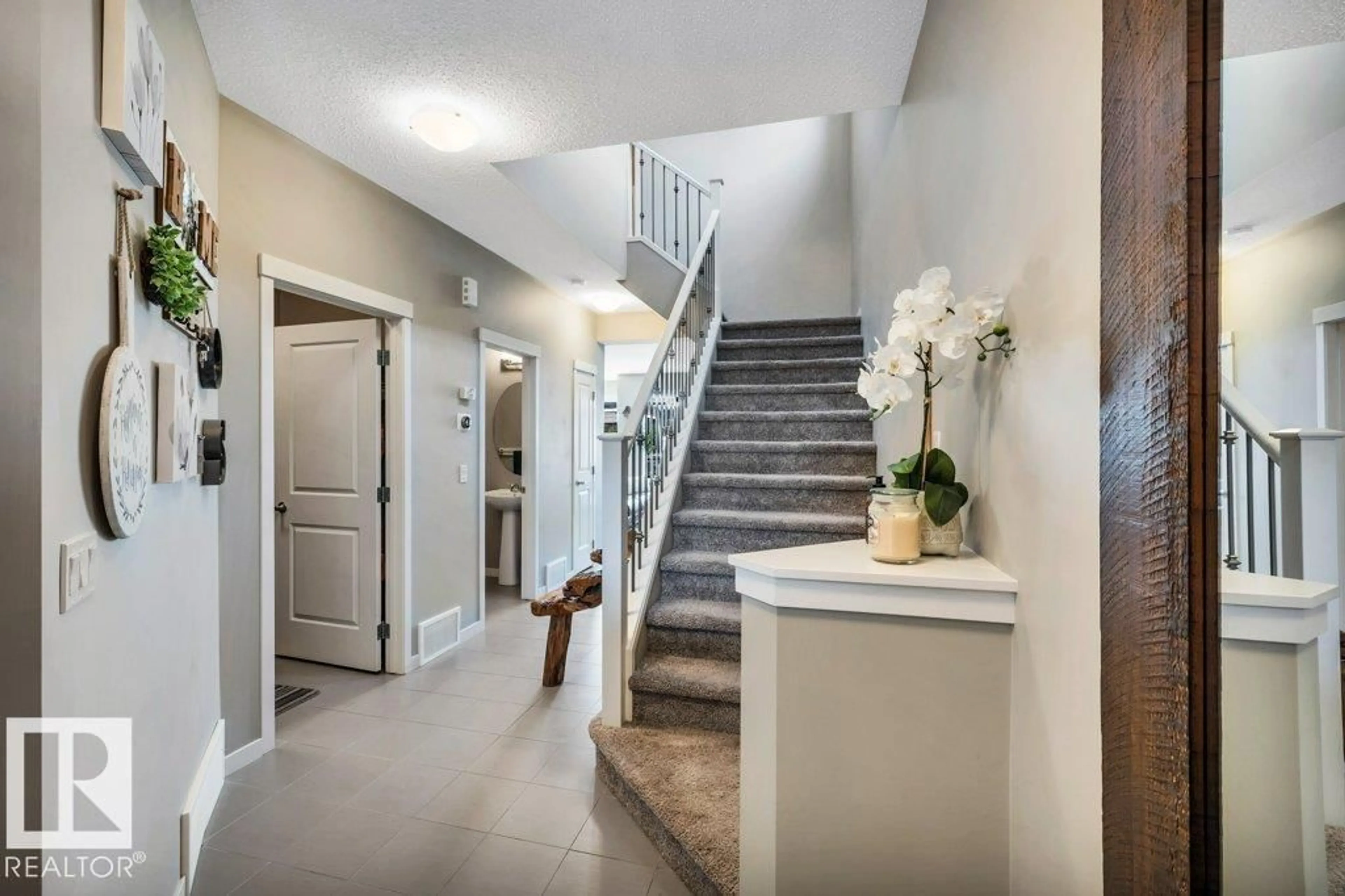 Indoor foyer for NW - 2006 REDTAIL CM, Edmonton Alberta T5S0H2
