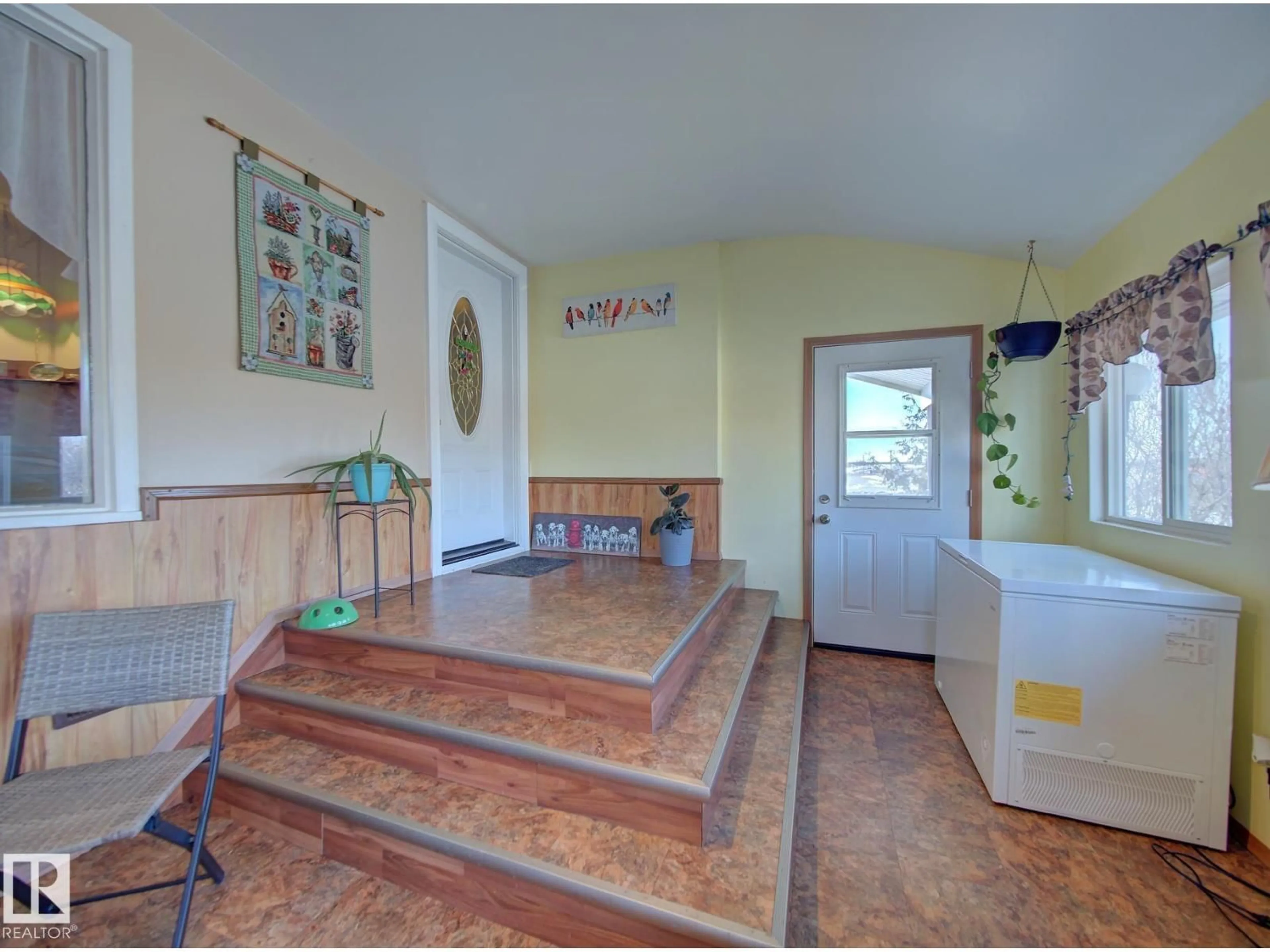 Indoor foyer for 545019 HIWAY 36, Rural Two Hills County Alberta T0B4K0
