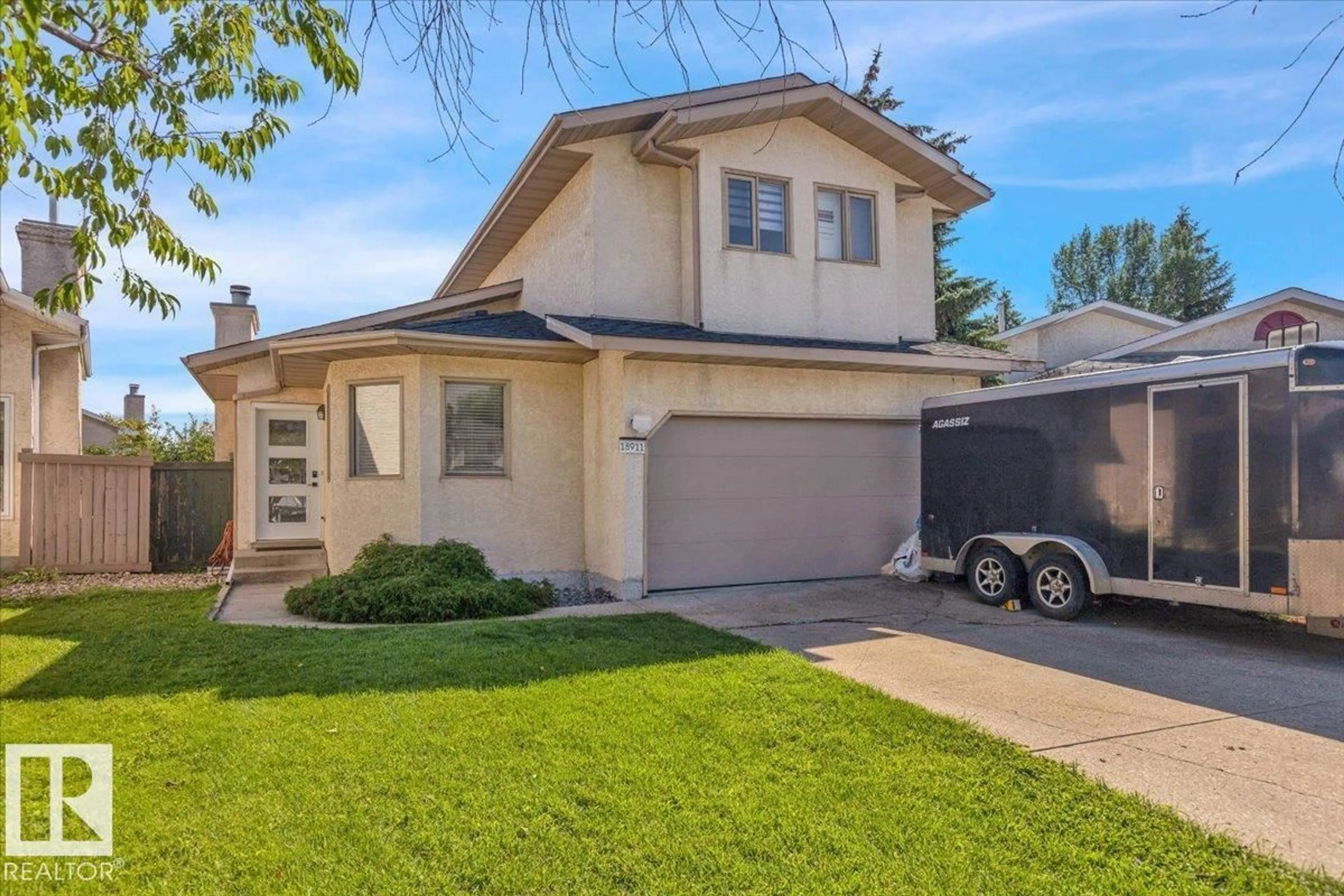 Home with vinyl exterior material, street for 18911 58 AV, Edmonton Alberta T6M2G6
