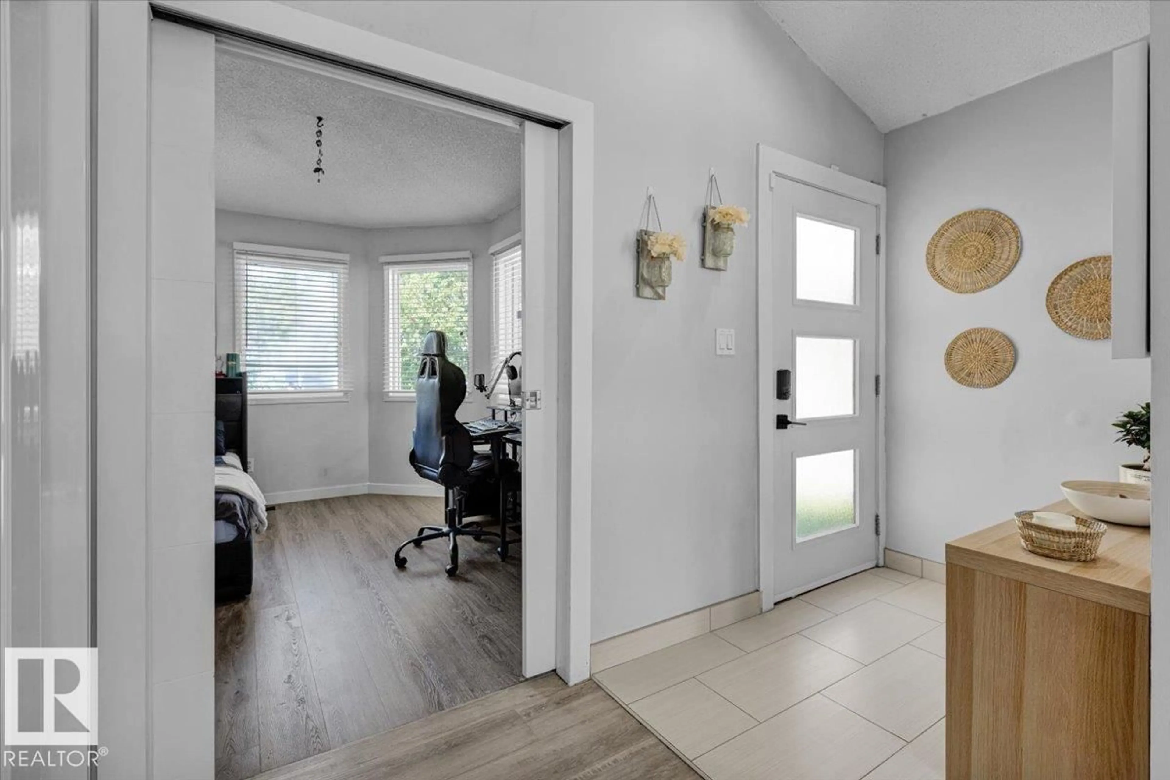 Indoor entryway for 18911 58 AV, Edmonton Alberta T6M2G6