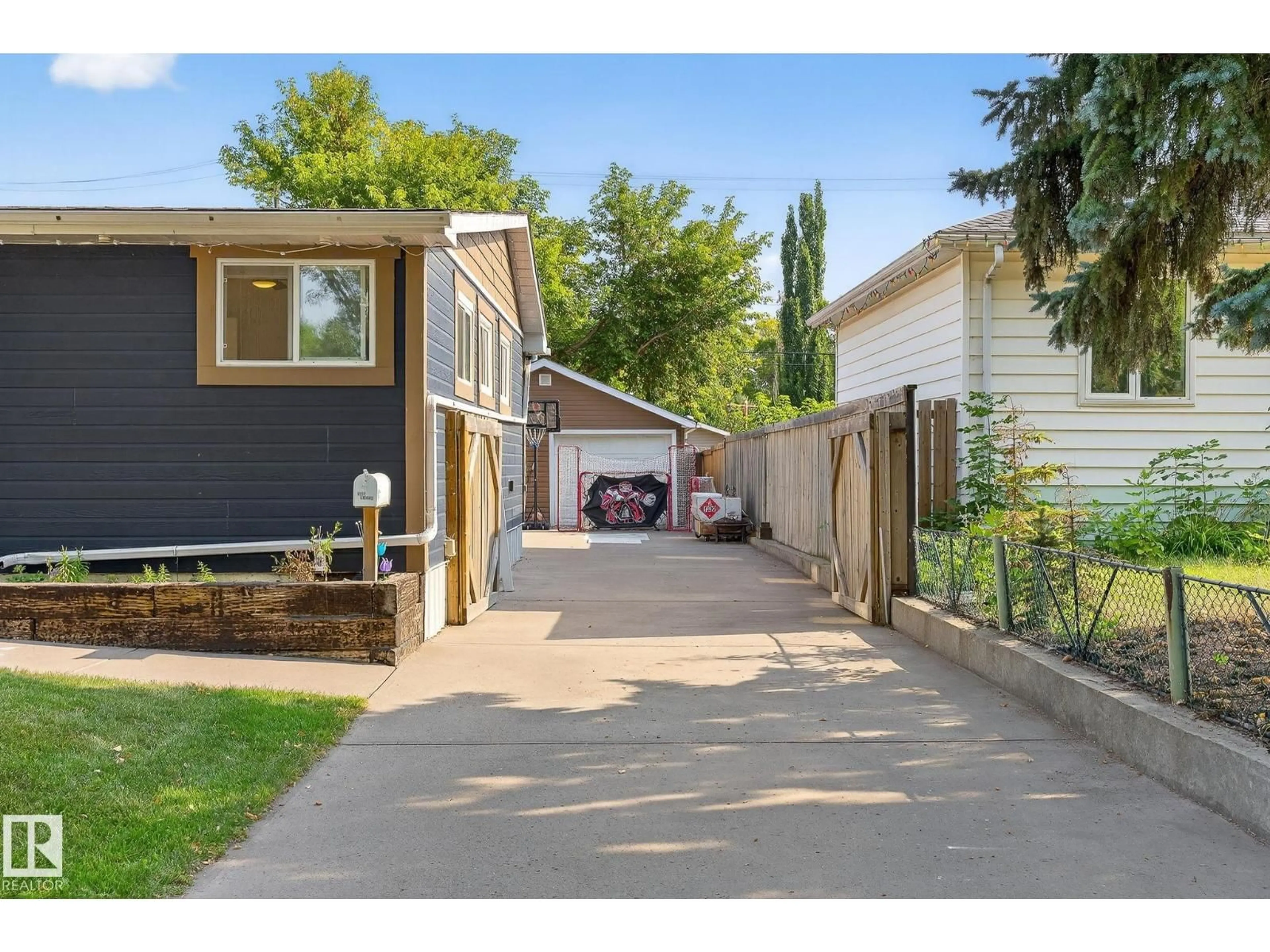 A pic from outside/outdoor area/front of a property/back of a property/a pic from drone, street for 9917 108 ST, Fort Saskatchewan Alberta T8L2J3