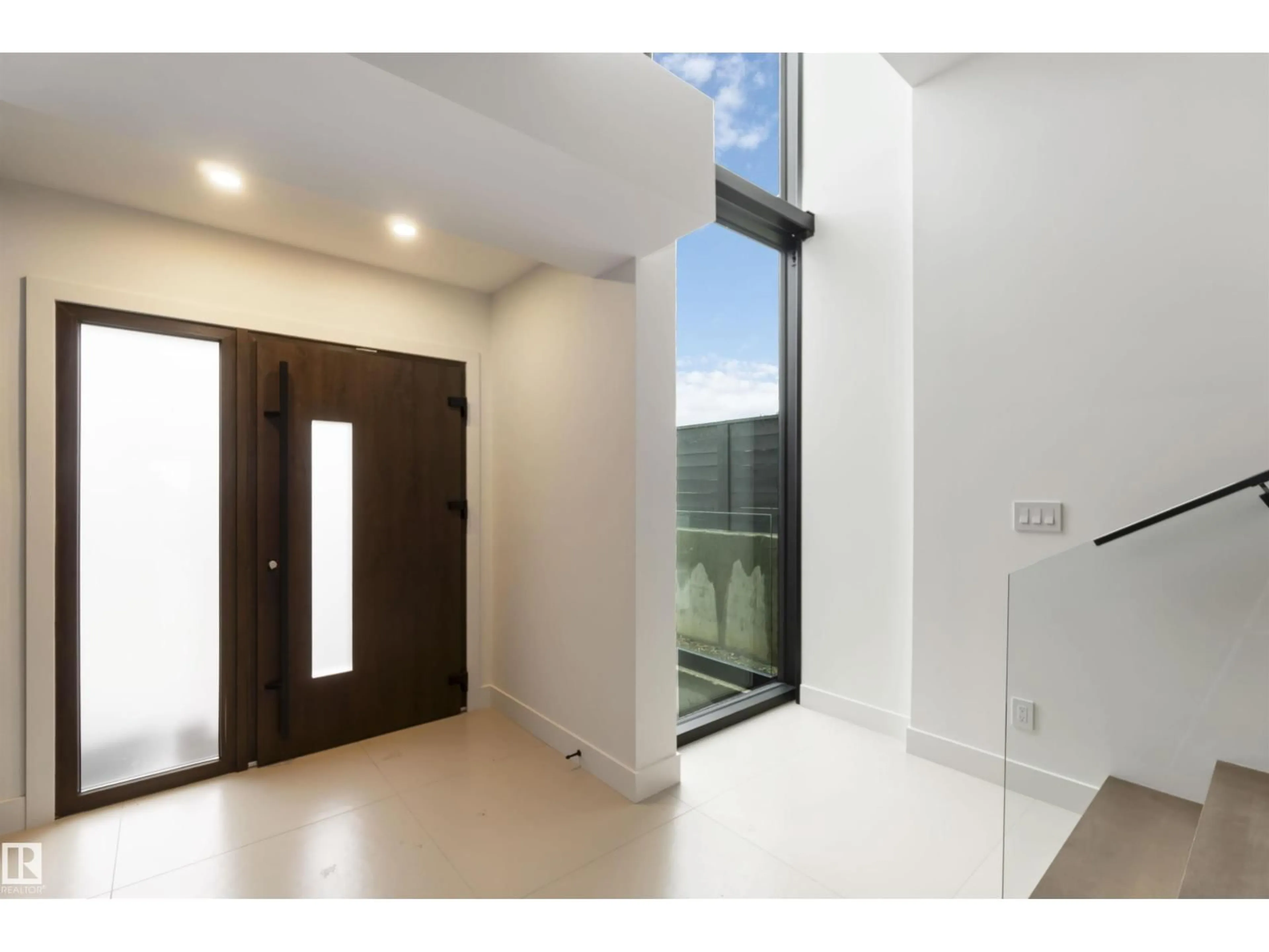 Indoor foyer for 8915 STRATHEARN DR, Edmonton Alberta T6C4C8