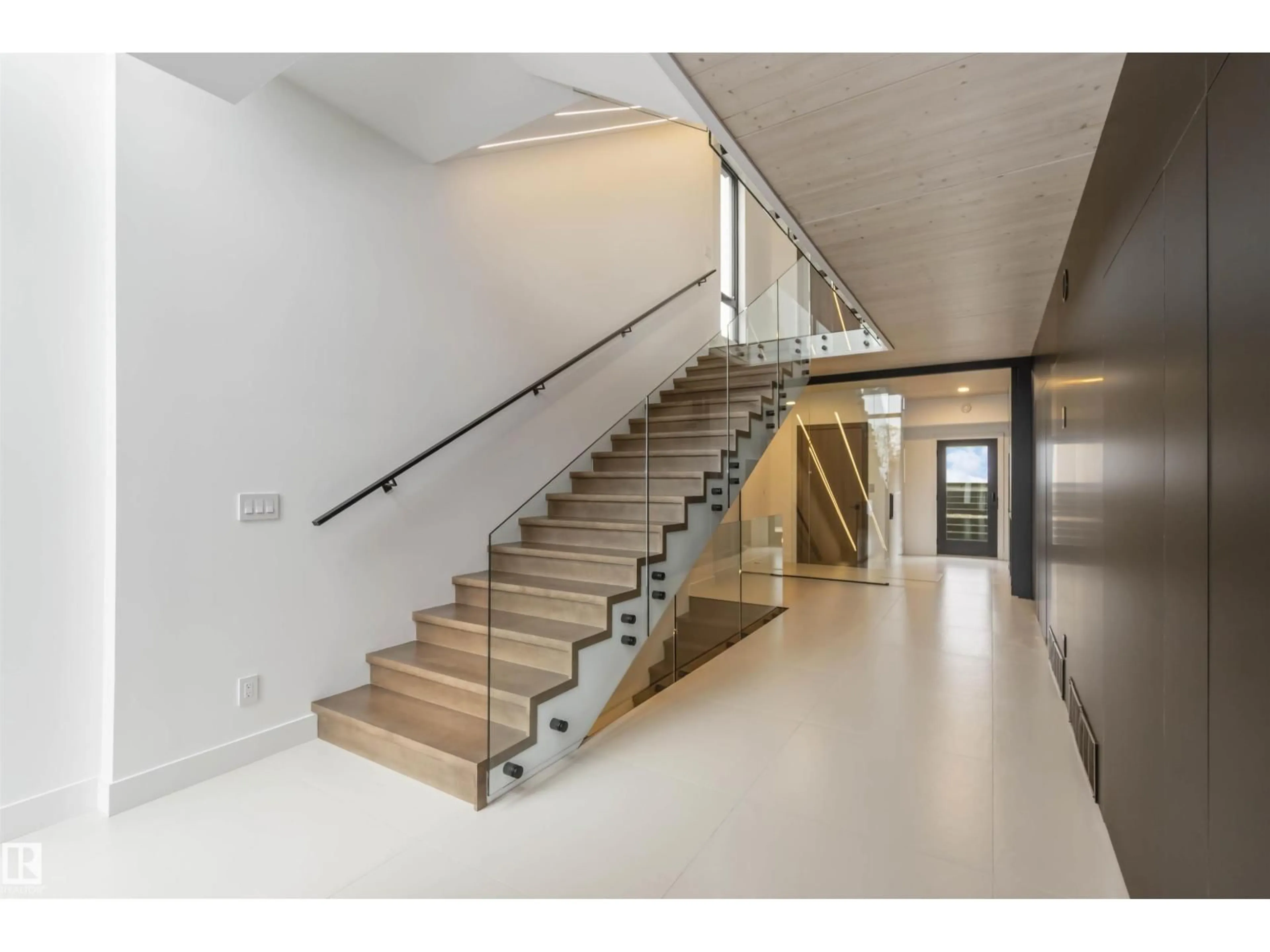 Indoor foyer for 8915 STRATHEARN DR, Edmonton Alberta T6C4C8