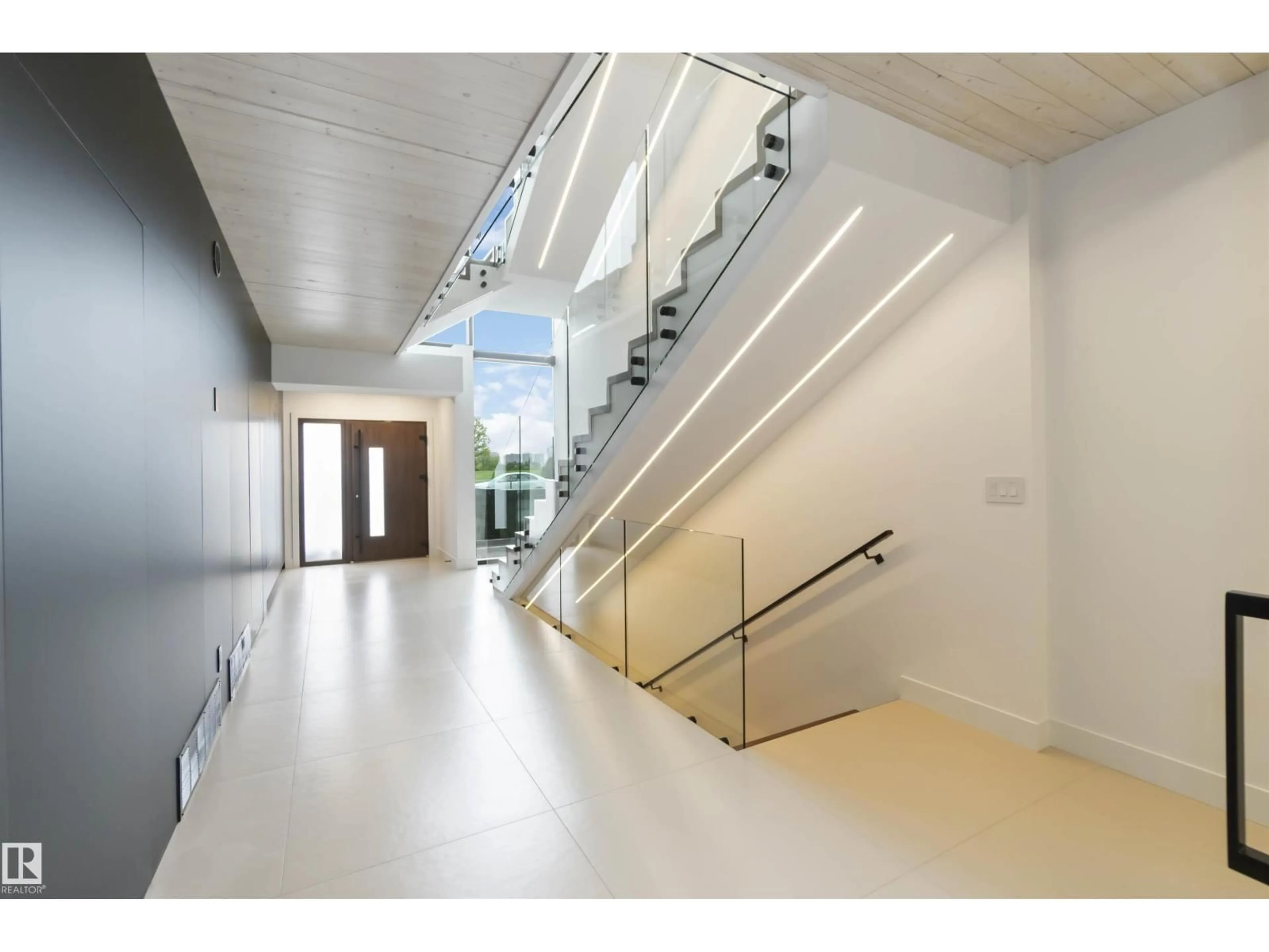 Indoor foyer for 8915 STRATHEARN DR, Edmonton Alberta T6C4C8