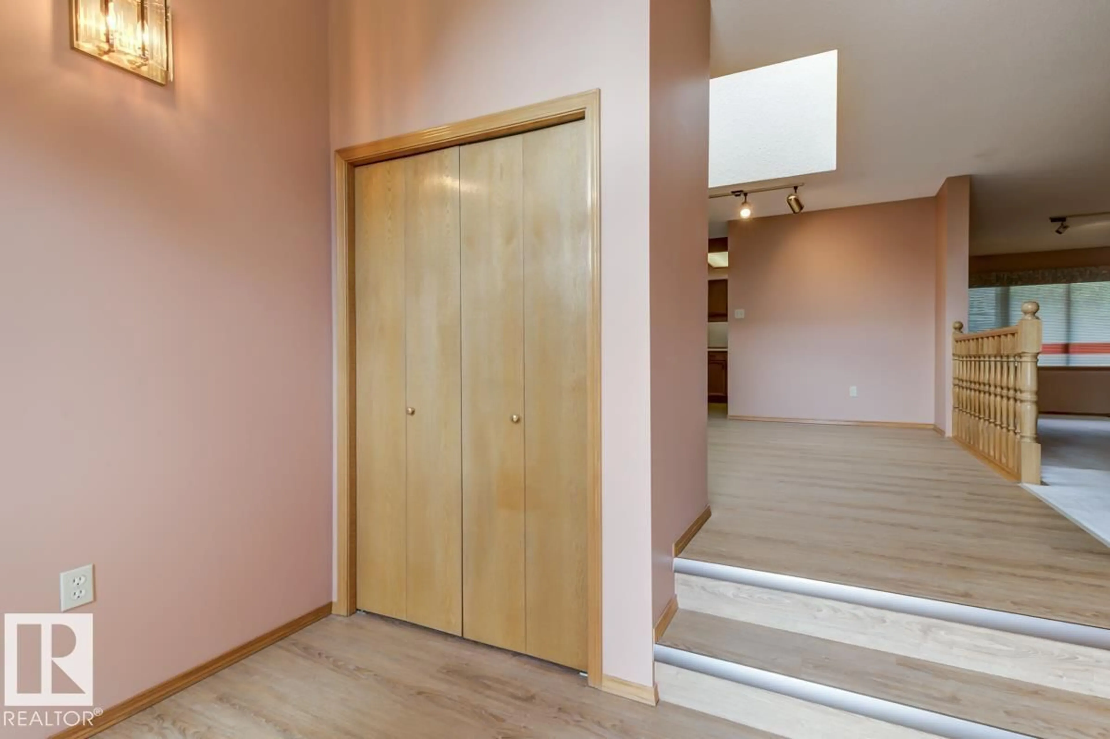Indoor foyer for 69 NOTTINGHAM ES, Sherwood Park Alberta T8A5M2