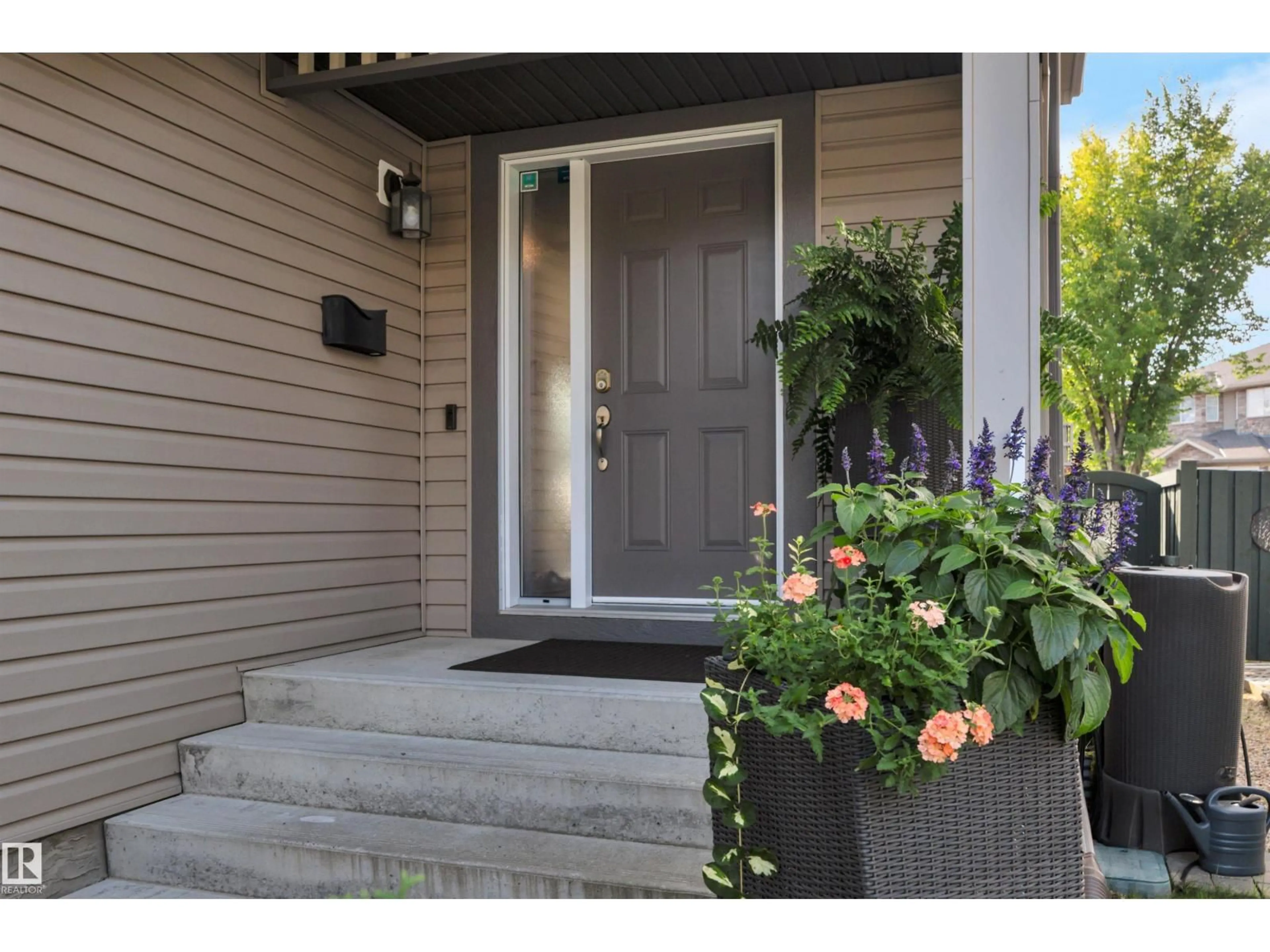 Indoor entryway for 1884 ROBERTSON CR, Edmonton Alberta T6W1N7