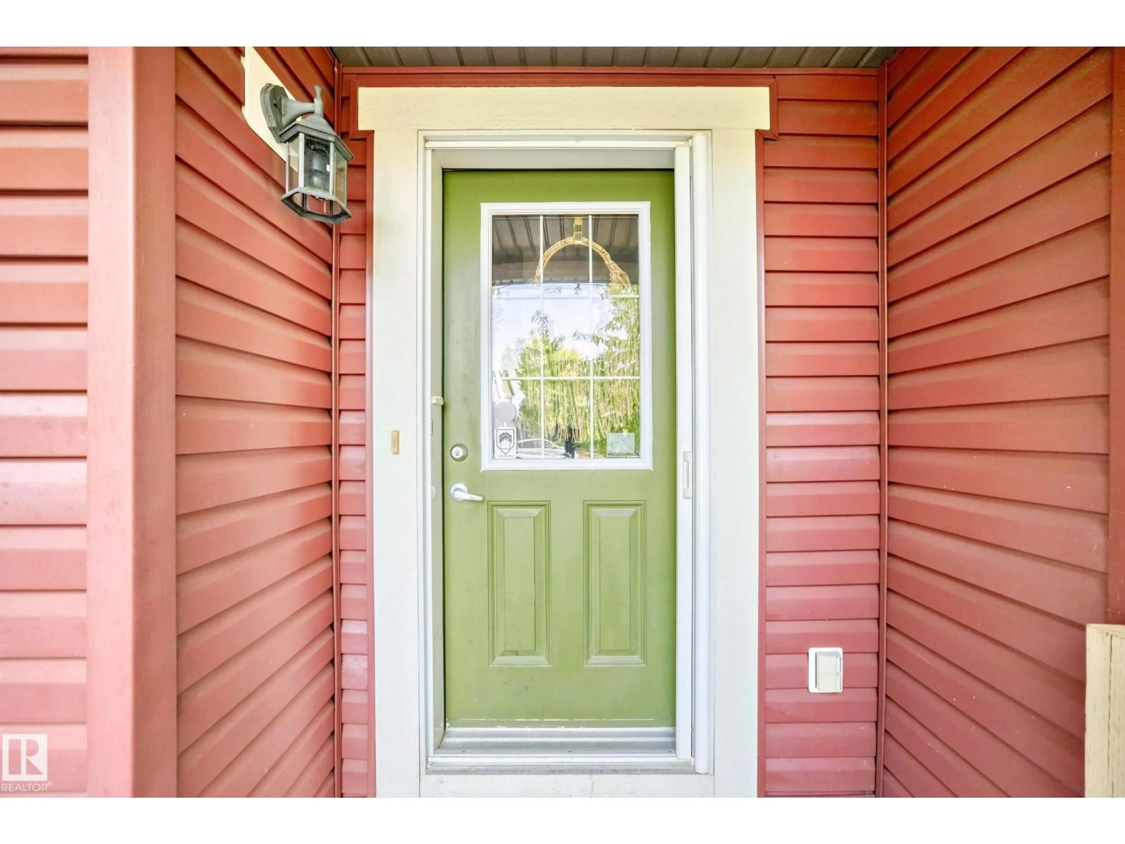 Indoor entryway for 2123 32 ST, Edmonton Alberta T6T0K4