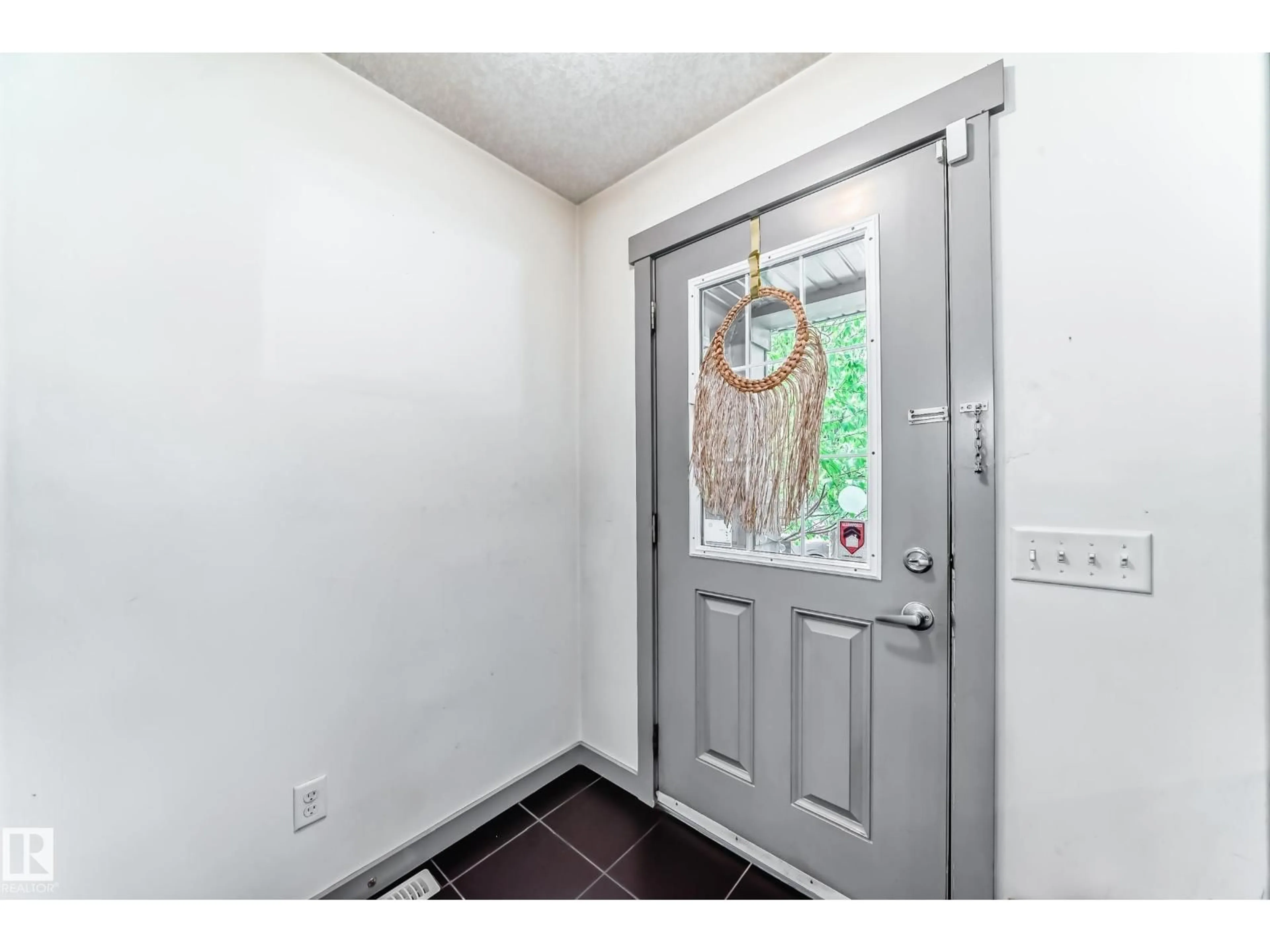 Indoor entryway for 2123 32 ST, Edmonton Alberta T6T0K4