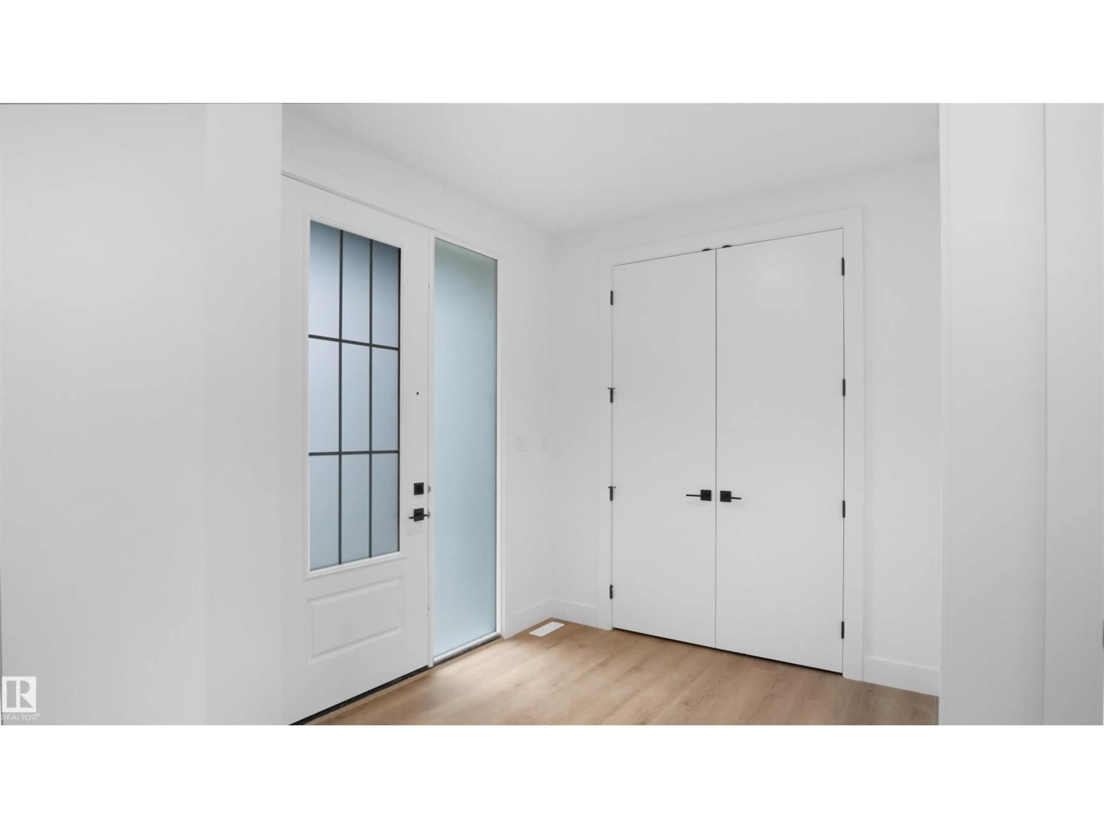 Indoor entryway for 6187 CARR RD, Edmonton Alberta T5E6Y5