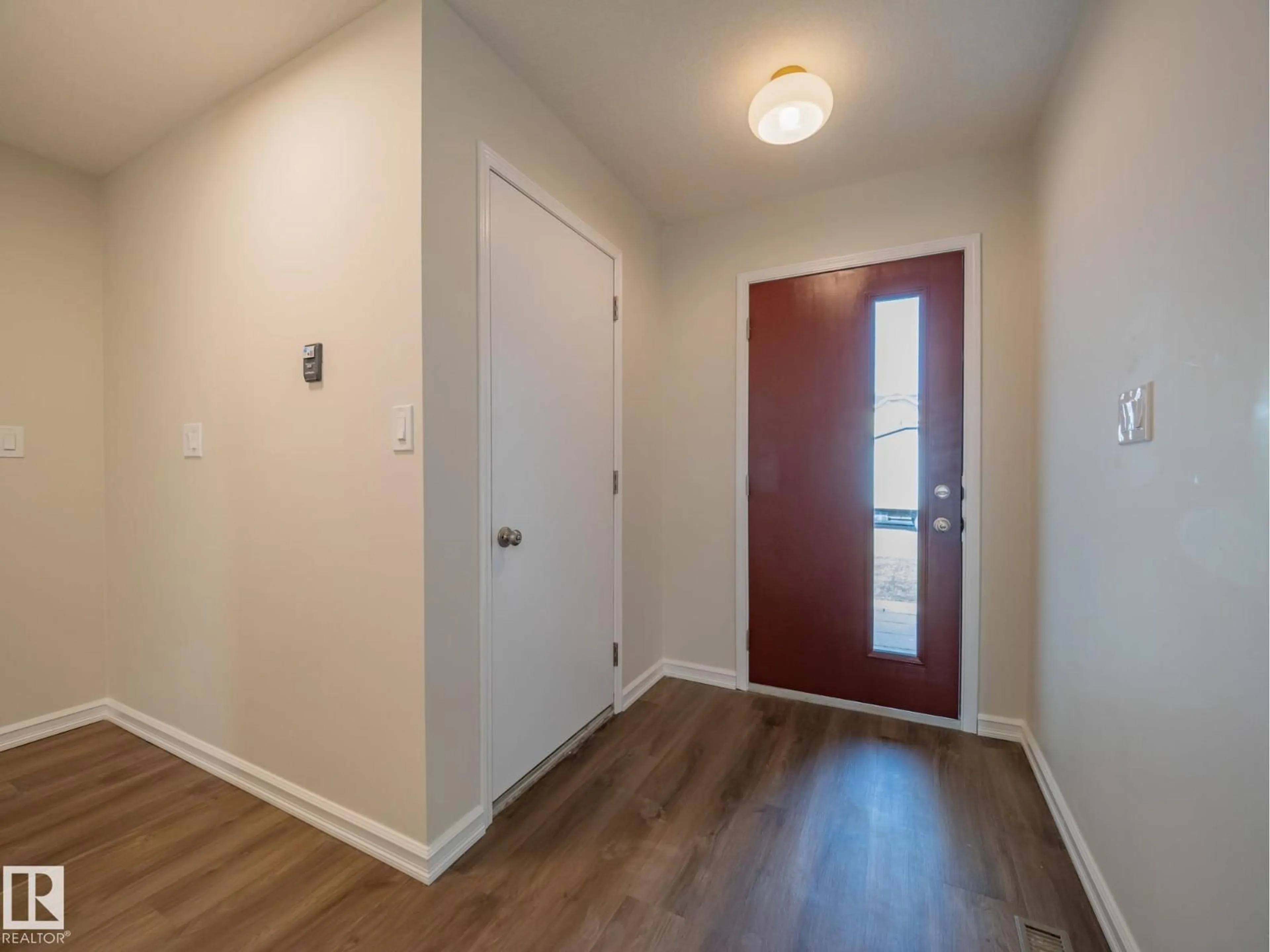 Indoor entryway for 18911 92 AV, Edmonton Alberta T5T5R3