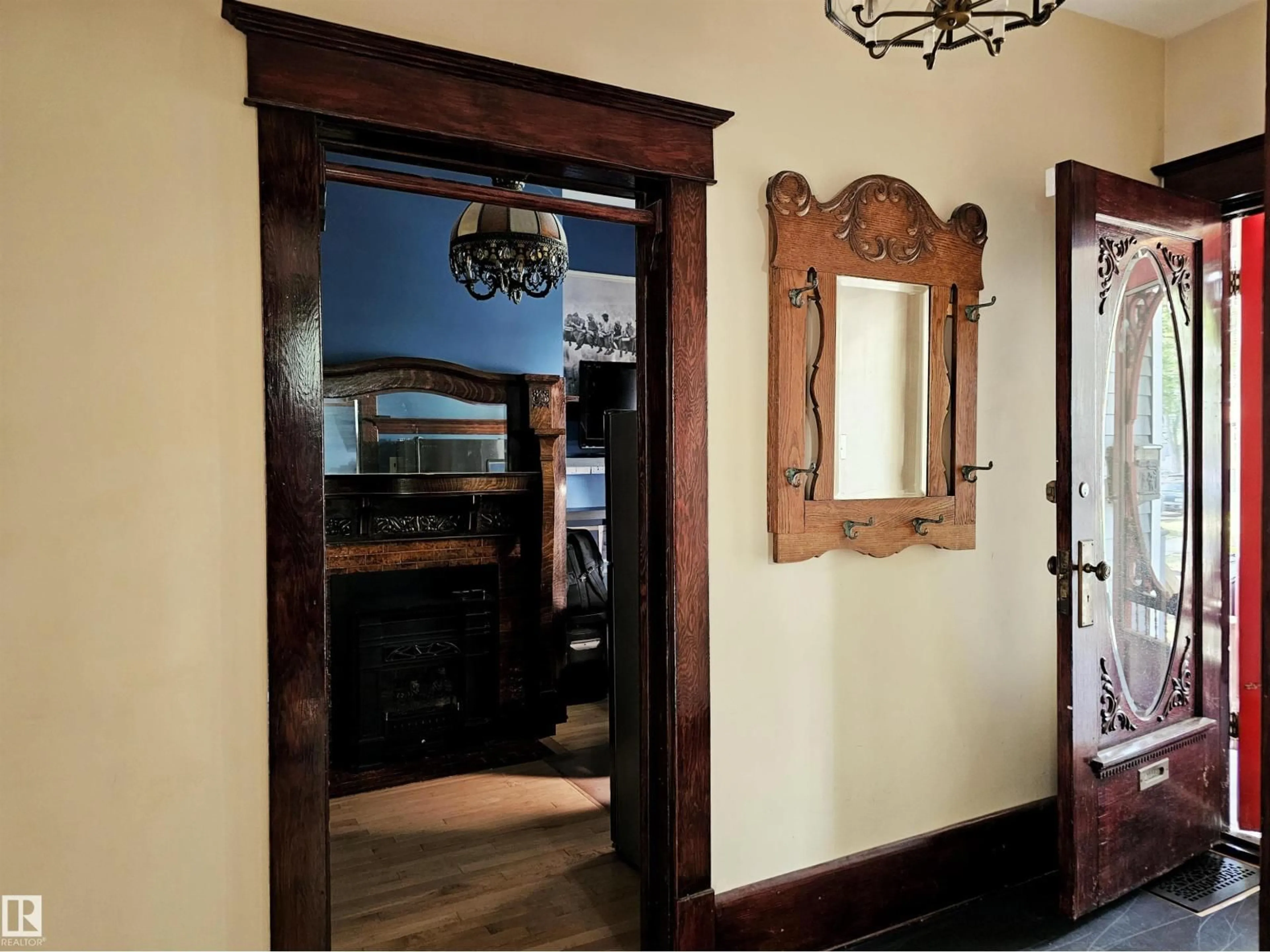 Indoor foyer for 10804 125 ST, Edmonton Alberta T5M0L4
