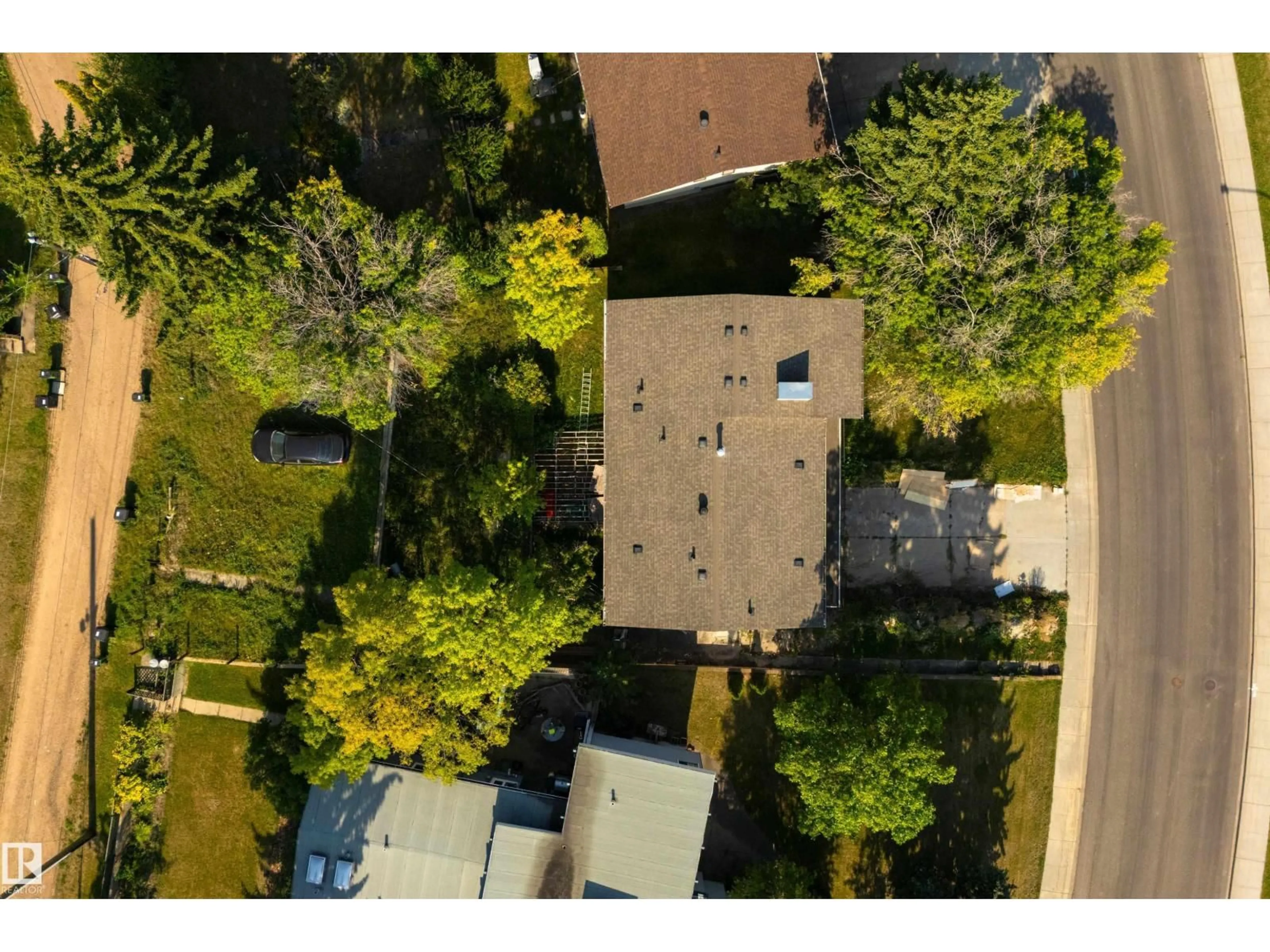 A pic from outside/outdoor area/front of a property/back of a property/a pic from drone, street for 6507 HARDISTY DR, Edmonton Alberta T6A3V2