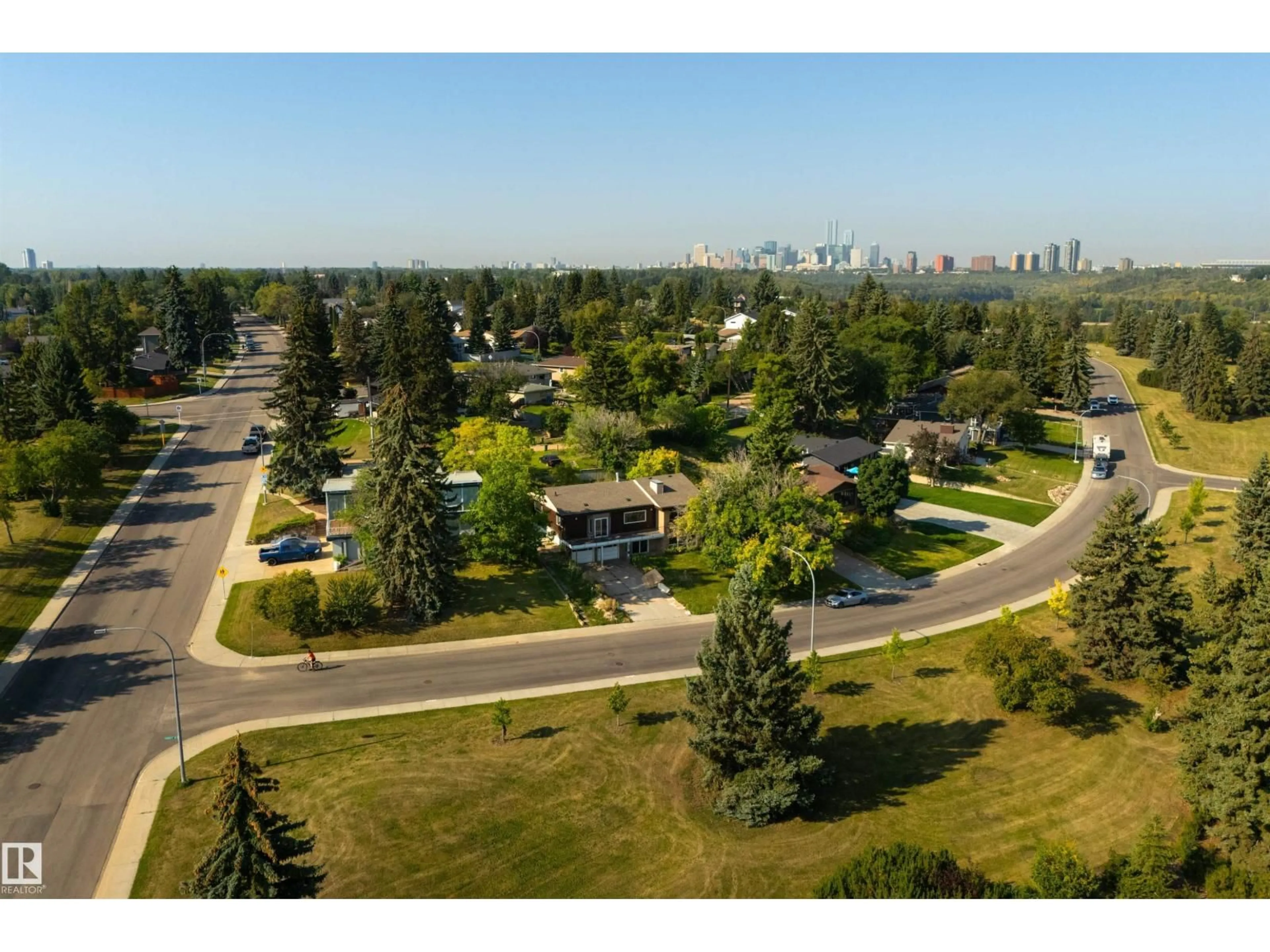 A pic from outside/outdoor area/front of a property/back of a property/a pic from drone, unknown for 6507 HARDISTY DR, Edmonton Alberta T6A3V2