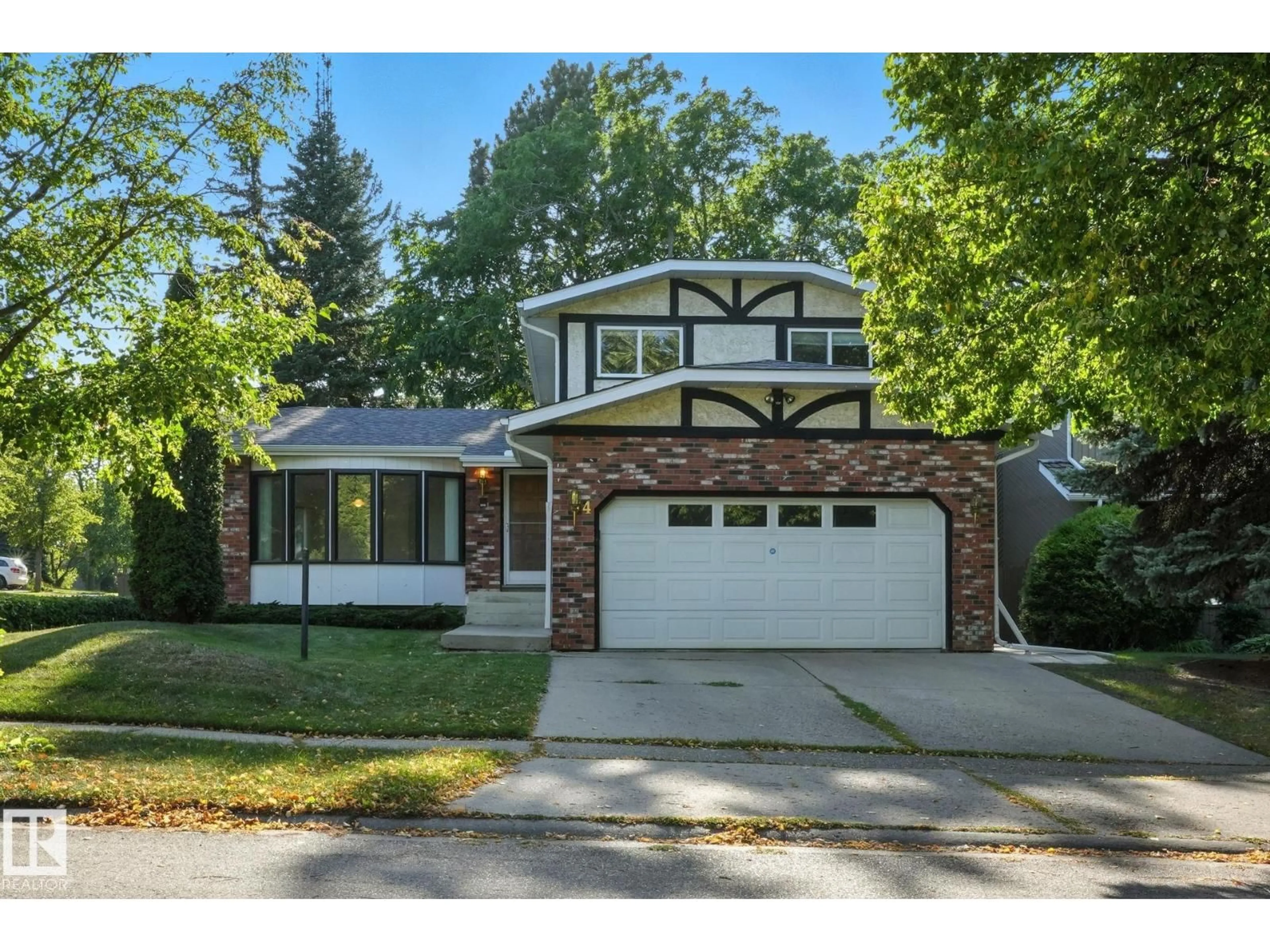 Home with vinyl exterior material, street for 4 GLEN MEADOW CR, St. Albert Alberta T8N3B6