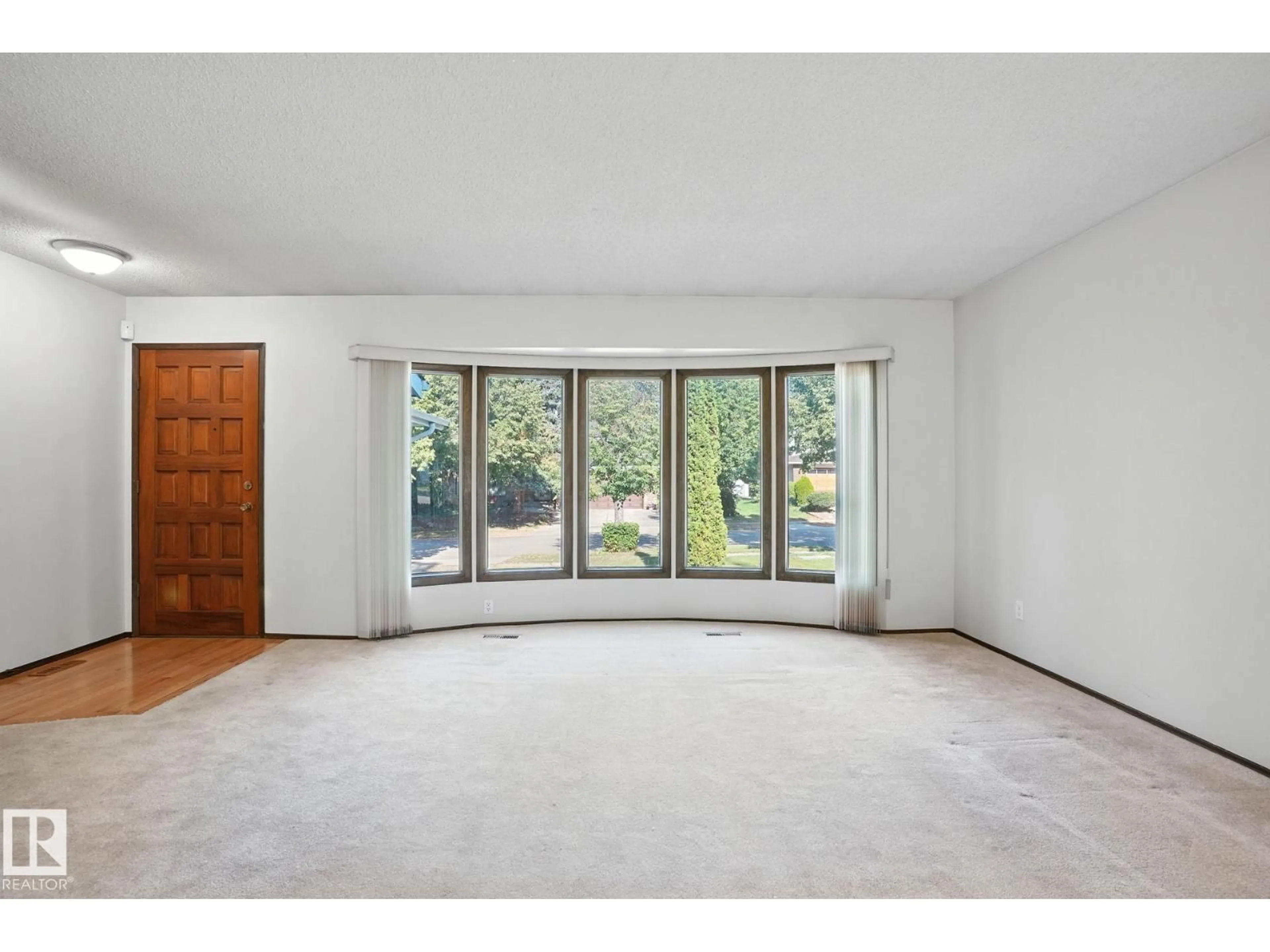 Indoor foyer for 4 GLEN MEADOW CR, St. Albert Alberta T8N3B6