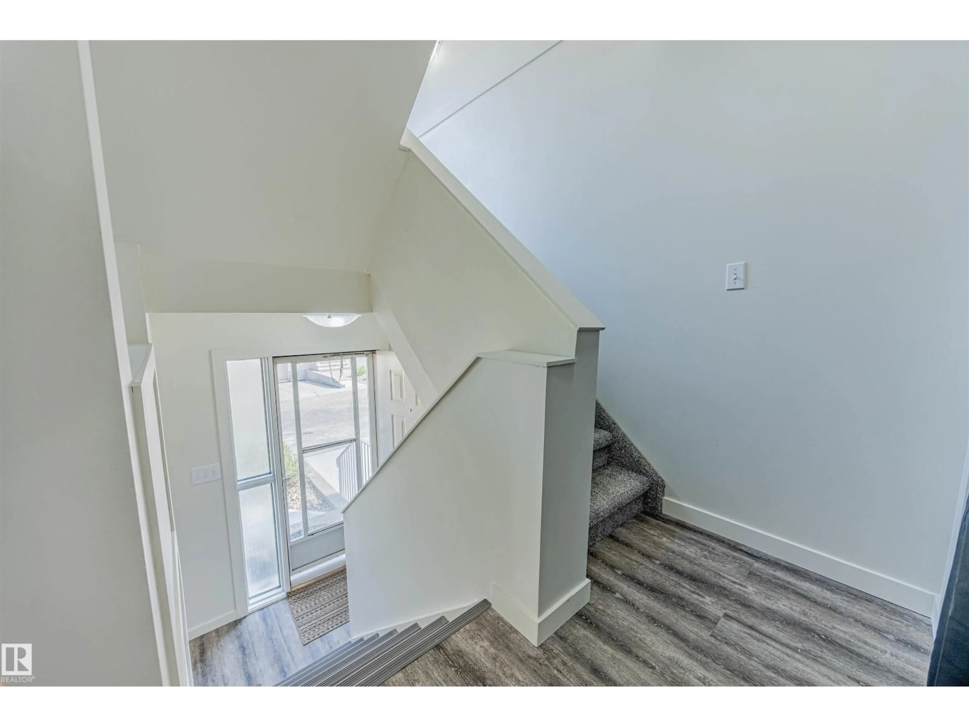 Stairs for 17622 96 AV, Edmonton Alberta T5T6C2